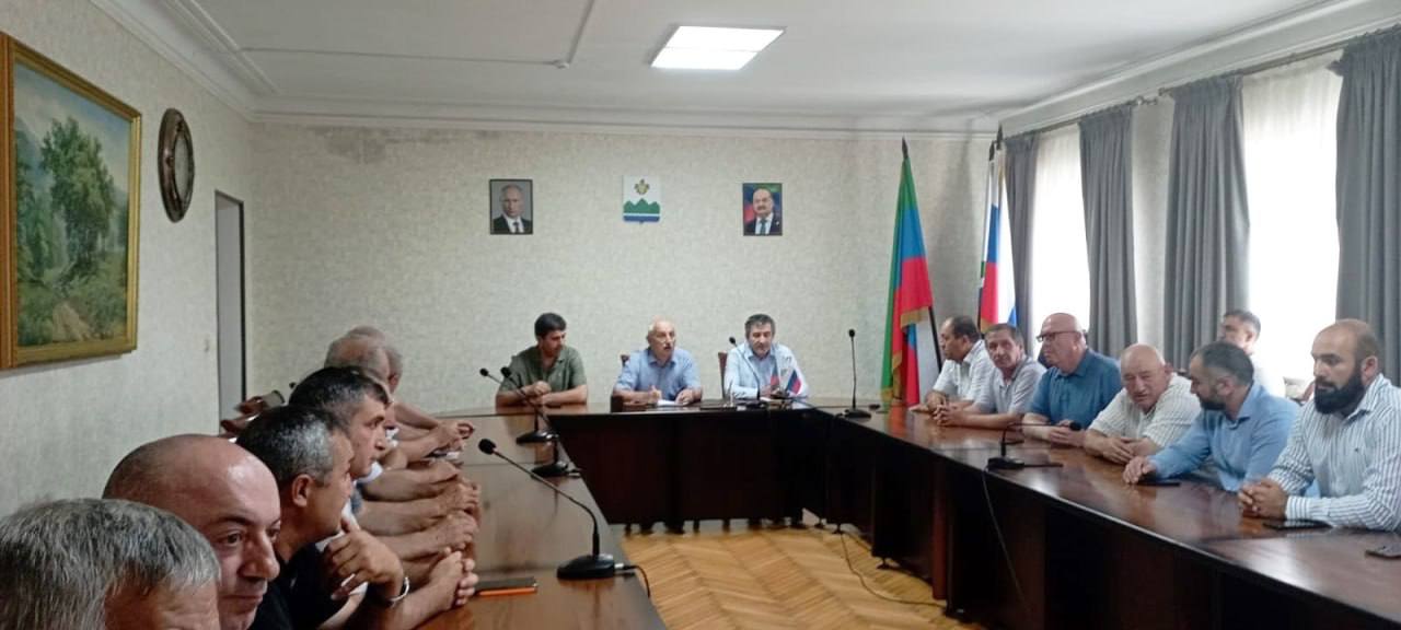 В администрации Дербентского района прошло совещание по вопросу маркировки и учета сельскохозяйственных животных. Его провел первый заместитель председателя Комитета по ветеринарии Республики Дагестан Сергей Попандопуло. На встрече также присутствовали представители Управления Россельхознадзора по РД, Министерства сельского хозяйства и продовольствия РД, а также руководители управлений сельского хозяйства и ветеринарной службы южных районов региона.  Сергей Попандопуло напомнил, что с 1 сентября 2025 года вступит в силу постановление Правительства РФ № 258. Согласно этому документу, овцы и козы должны быть маркированы и учтены до 1 декабря 2025 года. Ранее срок маркирования был установлен до 1 сентября 2025 года.  В соответствии с п. 6 ст. 19.1 Закона Российской Федерации «О ветеринарии» маркирование животных осуществляется владельцами животных за свой счет самостоятельно или посредством привлечения иных лиц, а ветеринарными специалистами безвозмездно осуществляется учет животных.  Попандопуло подчеркнул, что учет и маркировка важны для эпизоотического благополучия республики. Эффективная работа по биркованию зависит от взаимодействия районных управлений и муниципалитетов.  С нового года государственная поддержка животноводства будет предоставляться только после учета и маркировки поголовья. Поэтому важно провести разъяснительную работу с владельцами животных и наладить похозяйственный учет.  На совещании также обсудили проблему теневого оборота продукции животноводства и необходимость усиления контроля за точками убоя и сбыта. Убой будет разрешен только при наличии маркировки.  Подводя итоги, Сергей Попандопуло призвал все заинтересованные структуры к слаженной работе для завершения идентификации овец и коз в установленные сроки.