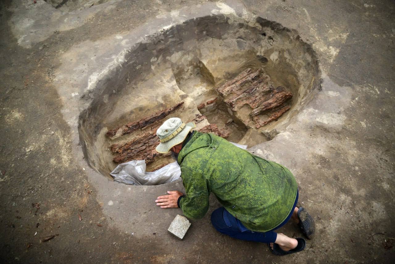 В Ордынском районе нашли захоронения железного века: останки ребёнка и взрослого с заупокойной пищей  Археологический отряд Краеведческого музея завершил раскопки на могильнике Усть-Алеус-3 в Ордынском районе. Исследователи обнаружили два погребения VI–IV веков до нашей эры, относящиеся к Большереченской культуре.    В одном захоронении был ребёнок 10 лет, в другом — взрослый, рядом с которым сохранились остатки заупокойной пищи: рёбра лошади и часть туши овцы.   Особый интерес представляют деревянные конструкции из берёзы и сосны — их передадут в Институт археологии и этнографии СО РАН для точного датирования.  Фото: Новосибирский краеведческий музей