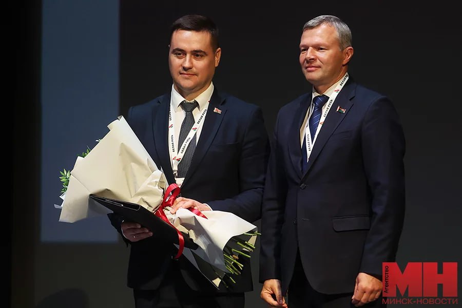 Андрей Иванец избран председателем республиканского общественного объединения «Белая Русь». Такое решение принято на первом заседании Республиканского совета общественного объединения в присутствии делегатов VI внеочередного съезда «Белой Руси». Выступавшие участники заседания говорили , что общественному объединению необходимо выходить на новый уровень, поэтому требуется обновление стратегических подходов к работе. Прозвучала также мысль, что такая фигура, как Андрей Иванец, идеально подходит для решения стоящих сегодня перед общественным объединением задач. Олег Романов поздравил преемника и пожелал ему вывести работу организации на качественно новый уровень. «Минск-Новости» MINSKNEWS.BY Telegram Viber FB VK Inst TikTok YouTube