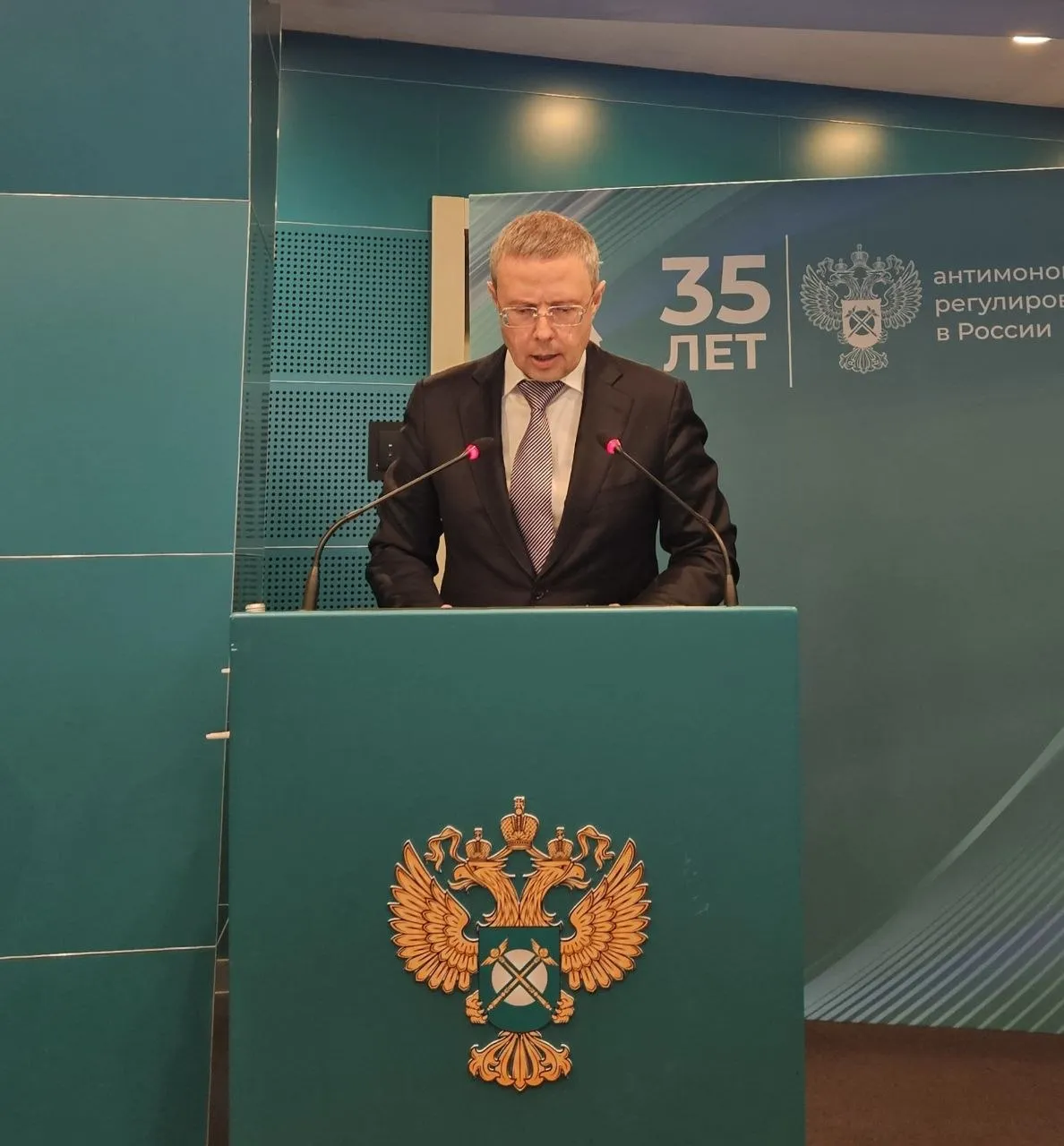ФАС проверит сроки оплаты закупок у субъектов малого и среднего предпринимательства в рамках 223 ФЗ Соответствующее поручение глава ведомства Максим Шаскольский направил во все территориальные управления В связи с поступившей информацией по неплатежам субъектам малого и среднего предпринимательства ведомство усиливает контроль за соблюдением сроков оплаты со стороны заказчиков привлечением ответственных лиц к административной ответственности Заказчиков проверят на предмет соблюдения требования Закона о закупках и Постановления 1352 за 2025 год и за прошедший период 2026 года Во второй половине мая состоится большое ежегодное заседание Правления ОПОРЫ РОССИИ и руководства Федеральной Антимонопольной Службы Вопросы своевременности расчетов госкомпаний с субьектами МСП также будут нами рассмотрены