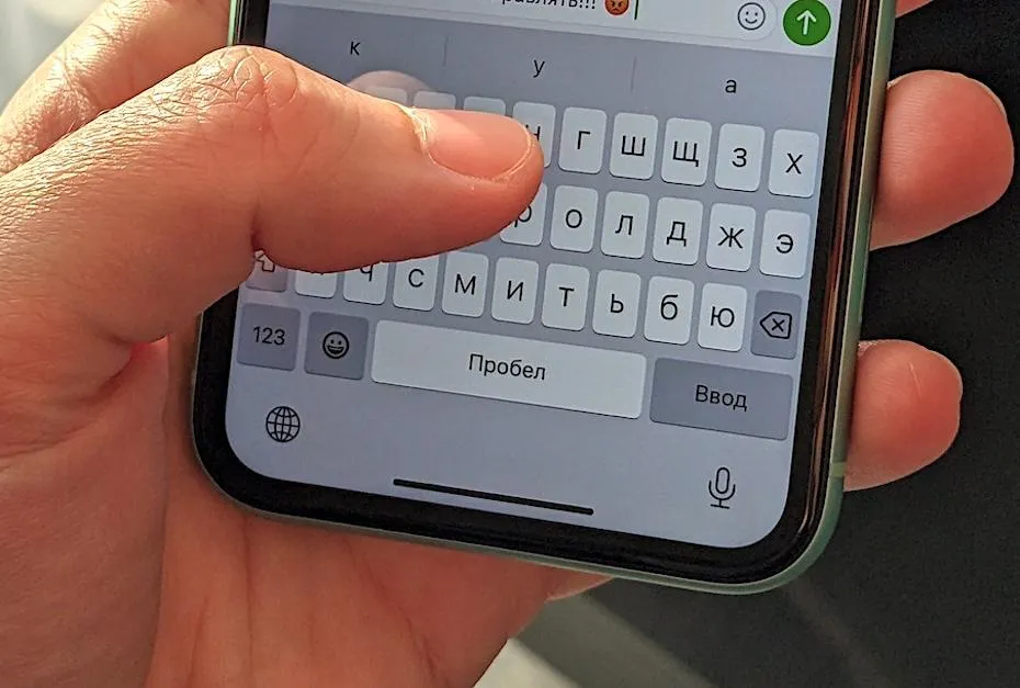 Павел Дуров объяснил почему для Telegram не страшна новая уязвимость iOS Недавно стало известно о необычном механизме прочтения уничтоженных переписок из iOS Сотрудники ФБР нашли слабое место в системе и смогли извлечь с айфона подозреваемого историю пуш уведомлений которые и содержали текст входящих сообщений Павел Дуров отреагировал сразу и объяснил почему с Telegram такое невозможно Создатель мессенджера отметил что при использовании секретных чатов в Telegram всё содержимое входящих сообщений предусмотрительно скрывается по умолчанию Пользователь получает лишь баннер с содержанием Новое сообщение но текст и отправитель в push службу не передается Таким образом недавно обнаруженная уязвимость iOS не страшна тем кто пользуется секретными чатами Telegram Отметим что большинство мессенджеров позволяют скрывать содержимое входящих сообщений в пуш баннерах но чаще всего эту настройку нужно активировать вручную iGuides в Max max ru iguides