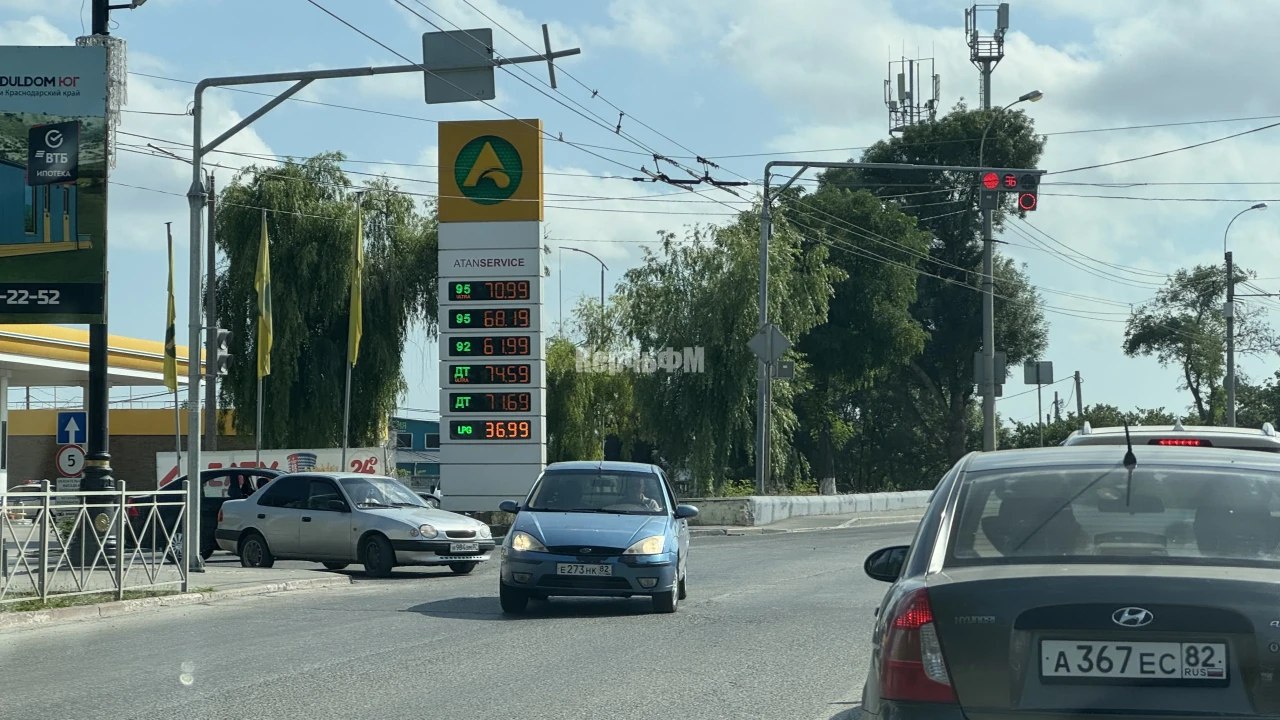 Цена на топливо в Керчи продолжает удивлять водителей своим повышением  В Керчи водители снова заметили повышение цены на топливо. Напомним, с 15 января цена на бензин марки АИ-95 снизилась до 66, 50 рублей за литр, - передает КерчьФМ. Вот только в феврале произошло подорожание топлива.   И теперь повышение происходит чуть ли не каждый день. Проезжая мимо заправки только и можно видеть новые цены... подробнее