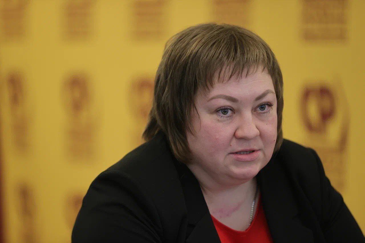Боровикова в сети  Контроль усилили инструктаж провели На одном из строительных объектов региона произошла трагедия вскрывшая проблемы трудового права Незаконно трудоустроенный рабочий погиб вследствие заболевания спины которое развилось на фоне продолжительного игнорирования жалоб руководством предприятия Прокурорская проверка инициированная мной выявила многочисленные нарушения трудового законодательства включая отсутствие официальных документов и нарушений техники безопасности Как было сказано в обращении мужчина начал работу сварщиком в ИП Орлов с конца марта 2025 года выполняя опасные работы без официального оформления трудового договора Когда после инцидента с тяжелыми трубами возникли острые боли в спине руководство по словам заявителя закрыло глаза на проблему заявляя что подробнее на канале Боровикова в сети