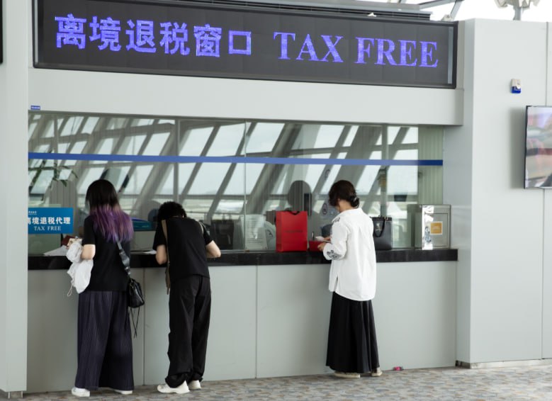 Китай обновил правила Tax Free — теперь налог можно вернуть с покупок от 200 юаней ~27$ . А лимит возврата наличными вырос до 20 000 юаней ~$2 750 . Также был расширен список магазинов, которые присоединились к системе Tax Free. Эти меры направлены на рост въездного туризма и укрепление экономики через увеличение потребительской активности иностранных гостей.