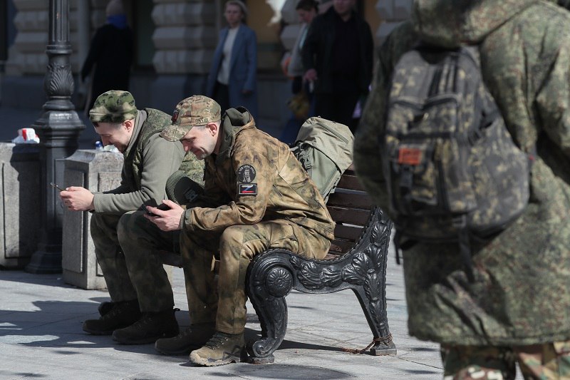 На Госуслугах может появиться сервис знакомств для создания семьи К его работе планируют привлечь жён участников СВО они будут консультировать женщин которые захотят отношений с вернувшимися с фронта На Госуслугах планируется создать раздел Семья это поручение президента как раз там могут открыть сервис знакомств Эту идею по инициативе Комитета семей воинов Отечества обсудили на круглом столе в Общественной палате и по его итогам официальное предложение пойдёт в правительство сообщил изданию Подъём глава комиссии ОП по демографии защите семьи детей и традиционных семейных ценностей Сергей Рыбальченко По его словам инициатива возникла после обращения участника СВО из Башкирии у которого возникли определённые проблемы при знакомствах для создания семьи Участники специальной военной операции много всего видели и те кто хочет с ними познакомиться для серьёзных отношений должны понимать что могут столкнуться с определёнными психологическими ситуациями с постравматическим синдромом Лучше всего эти проблемы конечно же знают жёны участников СВО Супруги вернувшихся с фронта могли бы быть сопровождающими что то объяснить подсказать Они могут выступать такими скажем проводниками Не хочется говорить свахами но теми кто действительно мог бы содействовать способствовать установлению доверительных отношений Может быть у людей просто завышенные ожидания кто то не готов к серьёзным отношениям или не знает что он может столкнуться с трудностями С такой подготовкой лучше всего могут справиться жёны участников СВО Подписывайтесь на Подъём Паблик Подъёма в ВК