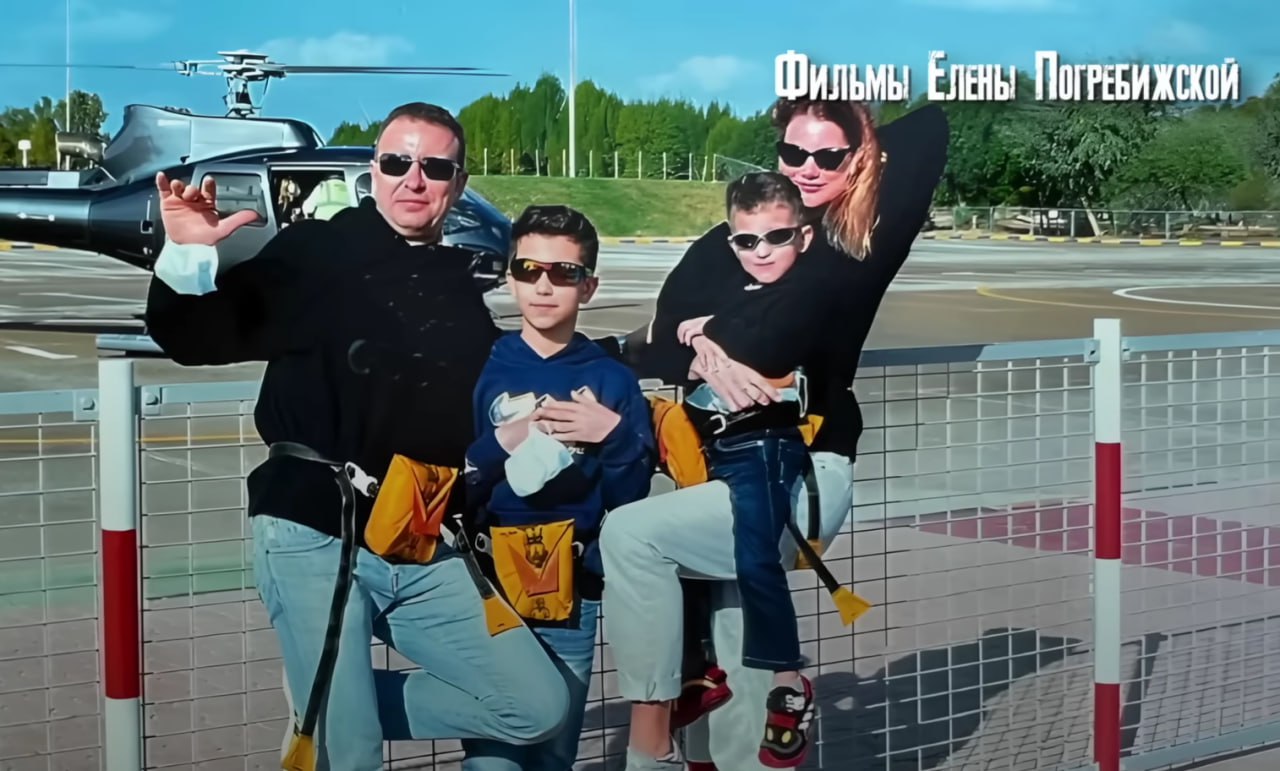 Нижегородский миллионер и бывший владелец крупной медицинской компании «Медстом» Василий Мельников мог убить свою семью и покончить с собой из-за депрессии, которая развилась на фоне проблем с бизнесом. Март 2022 года, Нижний Новгород. В одной из квартир на улице Минина обнаружили четыре трупа с ножевыми ранениями: мужчина, женщина и двое детей. Ими оказались Мельников и его родные. С тех пор правоохранители выдвинули разные варианты происходящего, один из которых — убийство с последующим самоубийством. Эту версию развила в своей новой документалке журналистка и режиссер Елена Погребижская. В ее фильме рассказали, что бизнес Мельникова оказался под угрозой, и мужчина якобы стал много пить и намекать на желание покончить с собой. Врачи поставили ему диагноз «Депрессивное расстройство умеренной степени тяжести», но в больницу нижегородец отказался ложиться. Прием таблеток он, предположительно, тоже пропускал. В итоге это состояние привело Мельникова к трагедии для всей семьи.