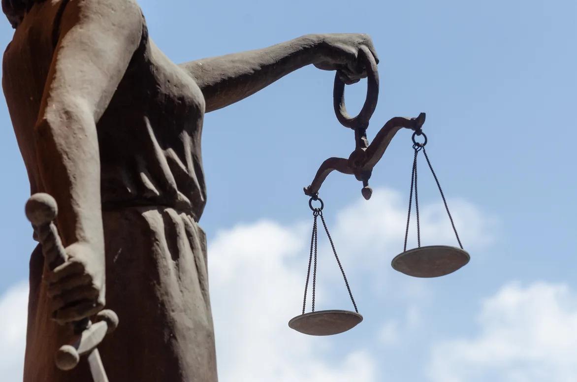 В Сочи будут судить двух застройщиков за обман дольщиков на 43 млн рублей Сотрудники следственного управления УВД по Сочи завершили расследование уголовного дела в отношении двух приезжих, похитивших у дольщиков 43 млн руб., следует из сообщения пресс-службы УВД курорта. По данным следствия, обвиняемые привлекли на долевое строительство жилого дома в Адлерском районе Сочи инвестиции 16 человек. При этом у подозреваемых не было разрешения на строительство. Дом они не построили, а полученные средства потратили. Суд наложил арест на имущество обвиняемых в качестве обеспечительной меры. Общая сумма арестованный активов составила около 47 млн руб. Уголовное дело передано в суд. Обвиняемым грозит до 10 лет лишения свободы.