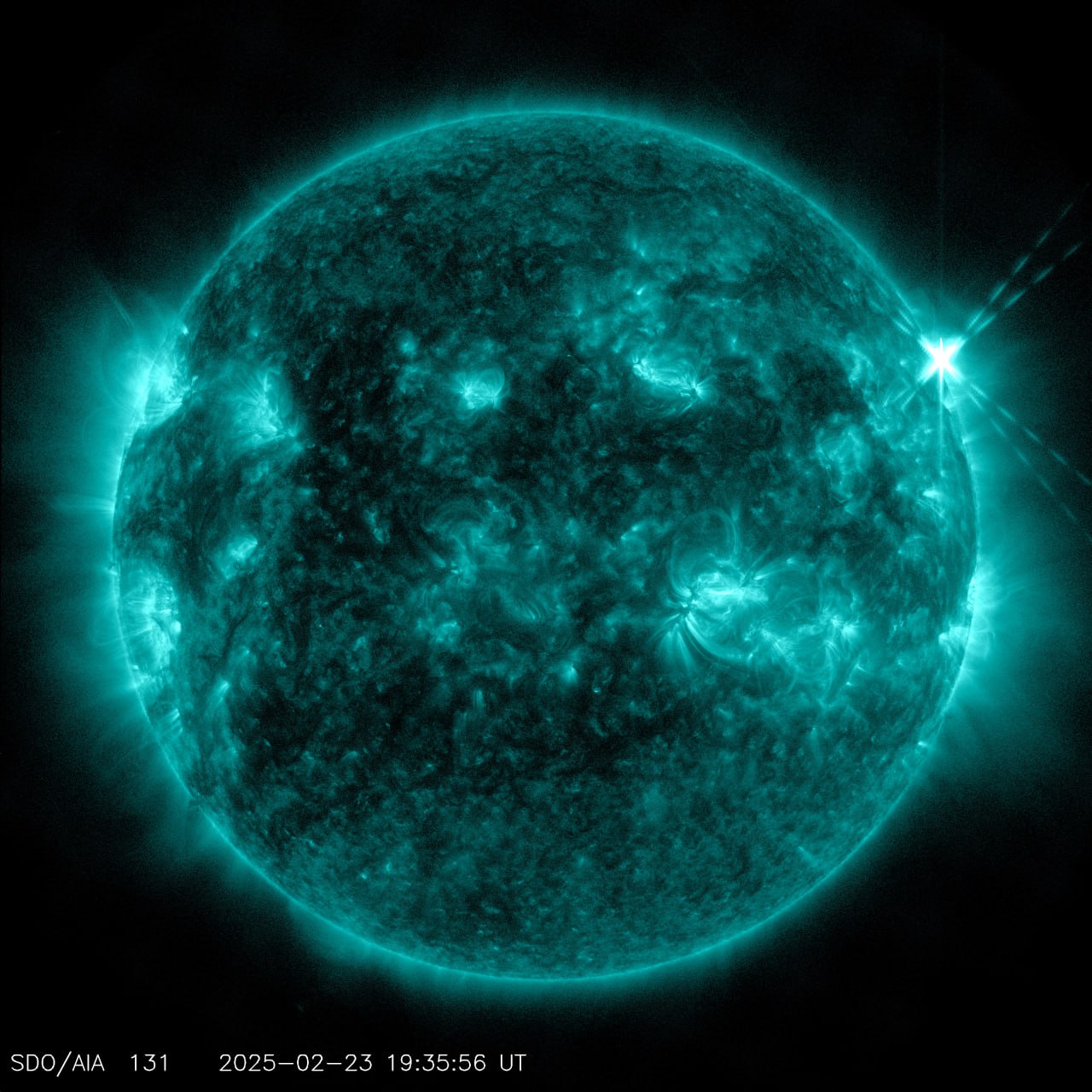 На Солнце произошла вспышка класса Х2.0  В 22:27 мск.вр. над С-З частью края диска Солнца произошла мощная вспышка.  Так как вспышка была на краю диска Солнца, то особого влияния на магнитосферу Земли она не окажет. Группа пятен в которой произошла вспышка - уже уходит с видимого диска.  Вспышки подобной мощности не наблюдались на Солнце уже более 1,5 месяцев.