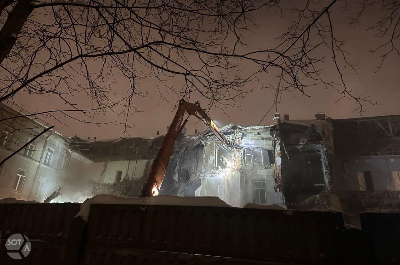 В Петербурге протестующим против сноса здания ВНИИБ назначили штрафы и аресты 14 человек задержанных 8 января на протесте против сноса здания Всесоюзного научно исследовательского института целлюлозно бумажной промышленности ВНИИБ признали виновными по статье об организации массового одновременного пребывания граждан повлекшего нарушение общественного порядка Об этом сообщили в объединенной пресс службе судов Санкт Петербурга Четырем участникам назначали штраф по 15 тысяч рублей остальные получили административные аресты сроком до 6 суток Многие участники данного мероприятия с протоколами были согласны Некоторые даже раскаялись отметили в пресс службе Материалы дела были составлены с огромным количеством ошибок от неправильной квалификации до противоречия протокола об административном правонарушении написал юрист правозащитник Никита Сорокин Фото архив SOTAvision