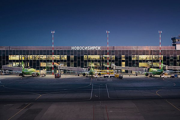 S7 Airlines возобновила перелеты из Новосибирска в Бангкок  S7 Airlines запустила рейсы в Бангкок  Таиланд  из Новосибирска. Теперь прямые регулярные рейсы будут выполняться трижды в неделю: в понедельник, четверг и субботу. Перелеты будут осуществляться с технической дозаправкой на территории аэропорта Иркутска. Об этом сообщает AVIA.RU.  По понедельникам самолет из Новосибирска будет вылетать в 5:40, а приземляться в Бангкоке в 14:55 по местному времени. Обратный рейс из столицы Таиланда будет отправляться в 15:55, посадка в Бангкоке в 1:25. Вылет рейса в четверг из Новосибирска – в 4:10, посадка – в 13:25 с учетом разницы во времени. Обратный рейс из столицы Таиланда будет выполняться в 14:35, посадка – в 00:05. По субботам запланирован рейс с вылетом из Новосибирска в 09:35 и посадкой в Бангкоке в 18:50. Обратно – с вылетом в 20:10 и посадкой в 5:40. Время в пути составит примерно 9 часов 30 минут.  aviaru.net/n277180