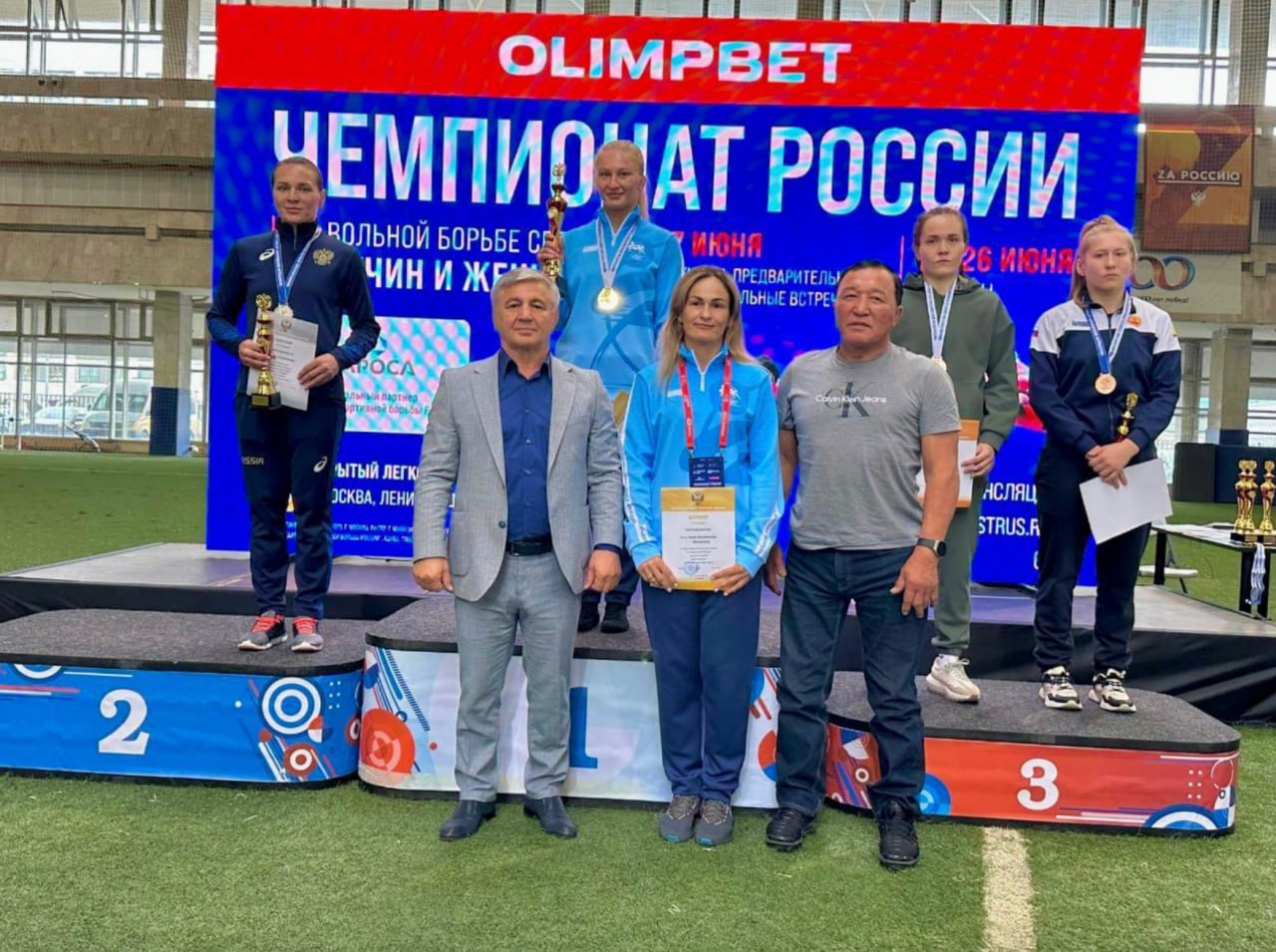 Самая титулованная воспитанница ульяновской школы вольной борьбы Инна Тражукова взошла на пьедестал почёта на чемпионате России, который проходил в Москве. В соревнованиях среди спортсменок весовой категории до 63 кг она завоевала «серебро». Основное время финального поединка с Динарой Дудаевой из Красноярского края Инна завершила вничью, дополнительное, до первого результативного действия, проиграла. Практически это была борьба на равных Подписывайтесь: 73online Присылайте новости