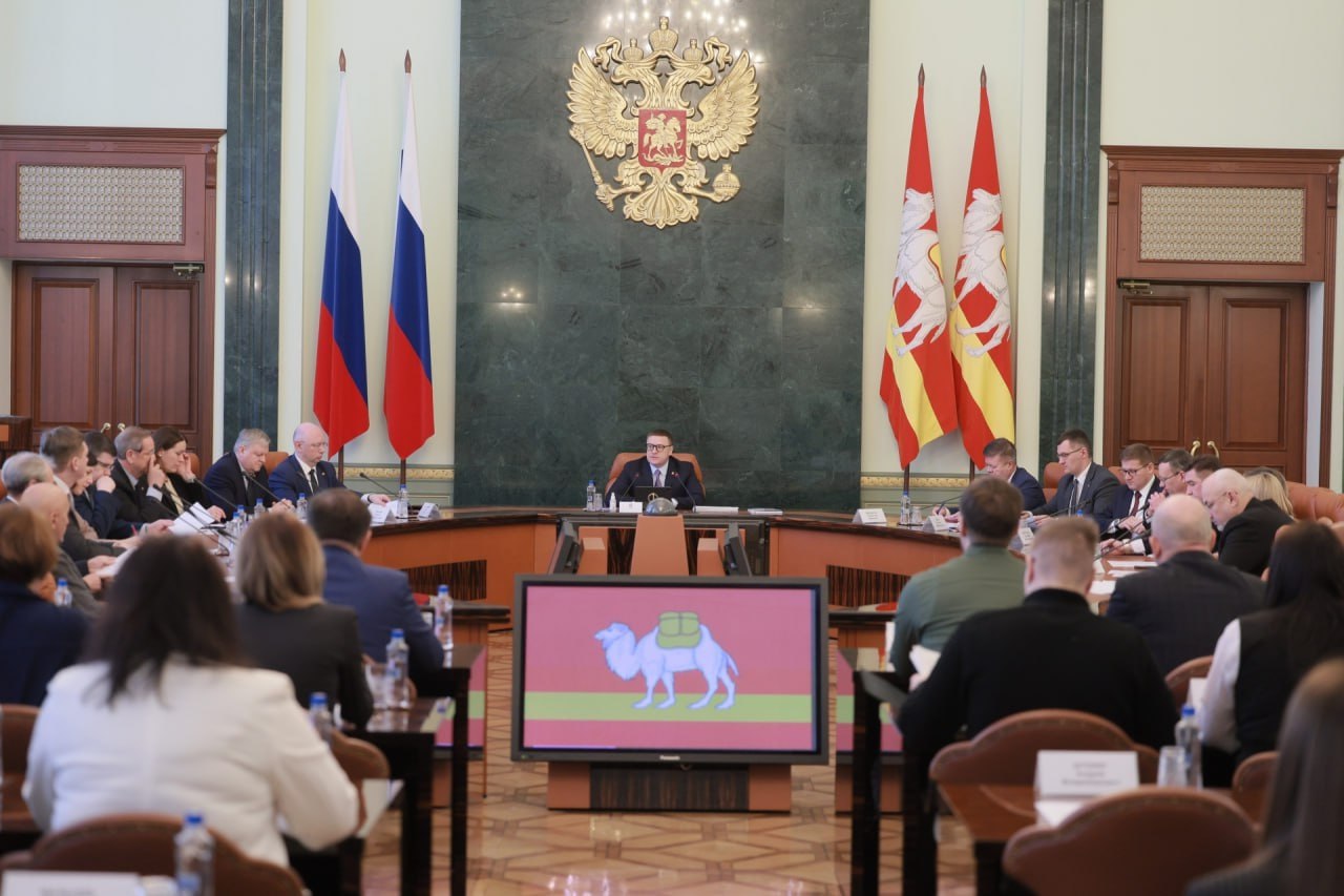 Алексей Текслер обсудил науку и кадры на заседании в Челябинске Участники обсудили научно технологическое развитие региона подготовку кадров обновление инфраструктуры и кооперацию с промышленностью Заседание приурочили ко Дню российской науки Губернатор Алексей Текслер подчеркнул что технологический суверенитет невозможен без трёх ключевых направлений кадров инфраструктуры и взаимодействия науки с бизнесом Регион продолжает поддерживать научные коллективы и молодых учёных участвует в конкурсах РНФ и развивает адресные меры поддержки Отдельный акцент сделан на межуниверситетском кампусе мирового уровня Уже работают две студенческие гостиницы в 2026 году введут ещё шесть параллельно строится учебно научное ядро Здесь создадут не менее 40 лабораторий под задачи промышленности и экономики региона