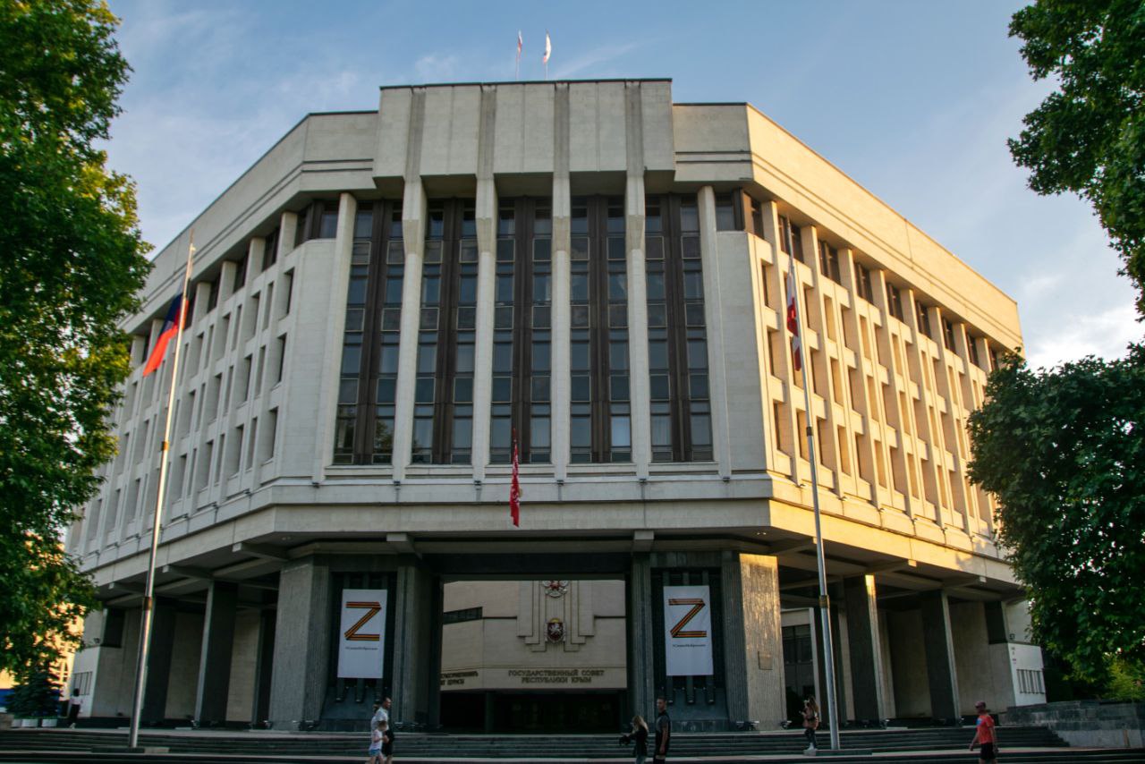 В Крыму продолжается творческий конкурс на лучший проект Государственного гимна республики. На сегодняшний день в конкурсную комиссию поступило 50 заявок, 30 из которых соответствуют условиям конкурса. Творческие работы подготовили не только крымчане, но и жители других субъектов России, включая Москву, Санкт-Петербург, Краснодар, Алтайский край. Свои варианты гимна также представили известные российские эстрадные исполнители, поэты, музыканты. Напомню, что, согласно Положению о конкурсе, в нём могут принять участие профессиональные и самодеятельные композиторы и поэты, авторские коллективы. Дата окончания приёма работ — 31 мая 2025 года. После этого, до 30 июня 2025 года, конкурсной комиссией оцениваются поступившие работы, определяются финалисты, а затем — победитель. Константинов Крым Z