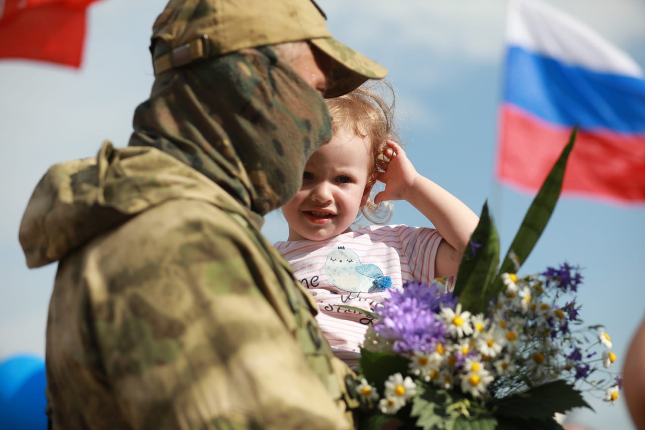 Участникам СВО разрешат распоряжаться маткапиталом без ограничений — новый законопроект внесен в Госдуму  «Авторы считают, что семьи участников СВО особенно уязвимы, поскольку военнослужащие не могут лично участвовать в делах семьи, воспитании детей, подвергают риску свою жизнь и здоровье. Поэтому семьи фронтовиков должны получать особые права и поддержку», — говорится в пояснительной записке к законопроекту.   Семьям фронтовиков могут сразу выдать маткапитал на руки без указания цели.  Также для ветеранов СВО захотели создать отдельную льготную ипотеку  В Госдуме предложили установить ставку по такой программе на уровне 2% годовых с возможностью взять до 12 миллионов рублей.   Взять такую ипотеку смогут либо сами участники спецоперации, либо их супруги. Оформить ее можно будет только один раз.   Как вам идеи?    Подпишись на «Россия — это я!»