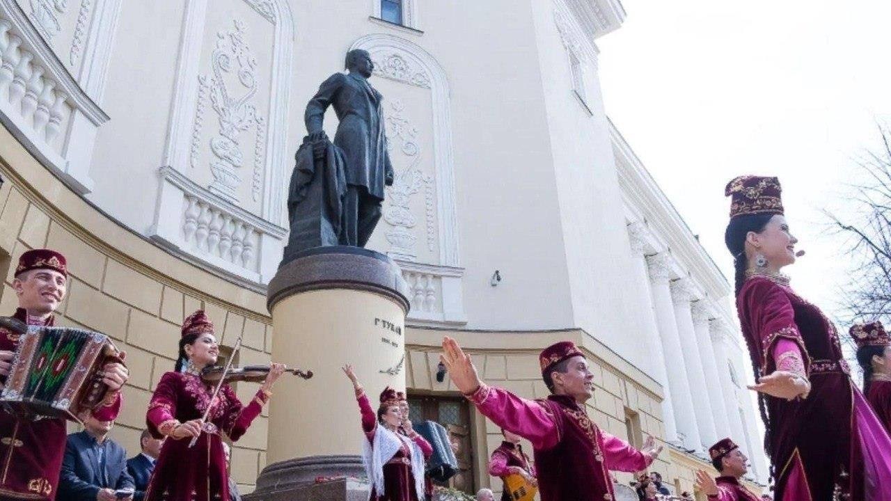 В Татарстане 26 апреля отметят День родного языка и 139-летие со дня рождения Габдуллы Тукая В Татарстане 26 апреля пройдет ряд мероприятий, посвященных Дню родного языка и 139-летию со дня рождения великого татарского поэта Габдуллы Тукая. В Казани в сквере Тукая состоится возложение цветов к памятнику поэту с участием представителей Правительства Республики Татарстан. В Универсальном зале нового здания театра Камала запланировано чтение стихов юбиляров текущего года, а также показ спектакля «Казанга Тукай кайткан». Рустам Минниханов встретится с татарской творческой интеллигенцией, после чего на основной сцене театра пройдет театрализованный концерт ко Дню родного языка и церемония объявления лауреатов Государственной премии имени Г.Тукая за 2025 год. На набережной озера Кабан состоится Праздник поэзии, гала-концерт и подведение итогов Республиканского конкурса-акции «Мин татарча сөйләшәм!» «Я говорю по-татарски!» . Подписаться Сообщить новость