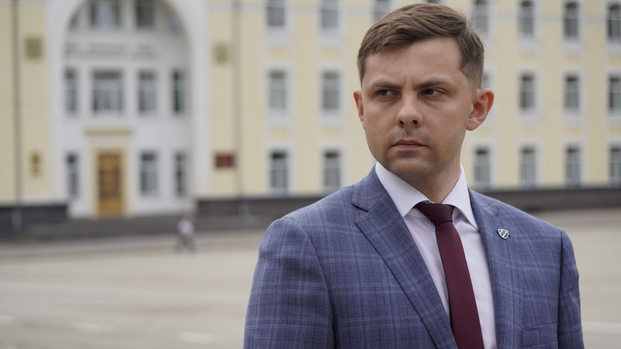Депутат Госдумы Олег Михайлов не смог зарегистрироваться кандидатом на пост Главы Коми И причина — не всесильный админресурс и не козни врагов, а банальная неспособность качественно собрать подписи. Вопреки заявлениям самих же коммунистов, им не только не хватило собранных подписей, но и представительства разных районов — поддержку они получили всего в 12, вместо требуемых 15. Что дальше? Наиболее вероятный сценарий для Михайлова, как и предсказывали эксперты, — уход на региональный уровень с прицелом на выборы в Госсовет. Это позволит сохранить политическую активность перед выборами в Госдуму в 2026 году, где без нового импульса шансов будет немного.