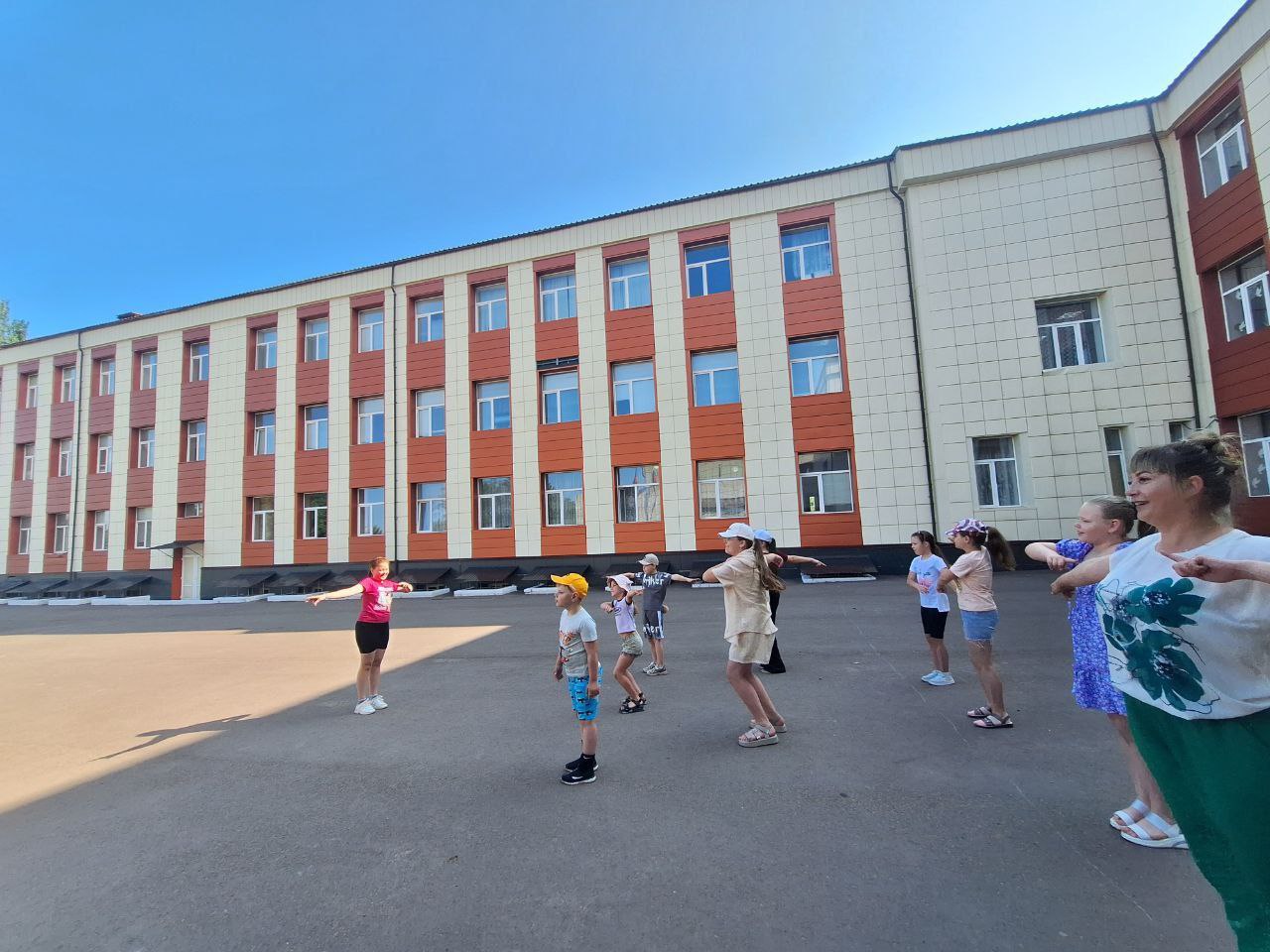 Летние каникулы — это не только время отдыха, но и отличная возможность для физической активности и поддержки здоровья. В Брянковской специализированной школе №1 на летней тематической площадке при содействии педагога организатора Олеси Щербак прошла утренняя зарядка. Ребята начали свой день с позитива, выполнили упражнения, разогрели мышцы и улучшили общее самочувствие. В процессе зарядки звучала весёлая музыка, что добавляло энергии и поднимало настроение. "Зарядка — это не только полезно, но и весело! Она помогает нам проснуться, собраться с мыслями и настроиться на продуктивный день", — отметила Олеся Щербак.