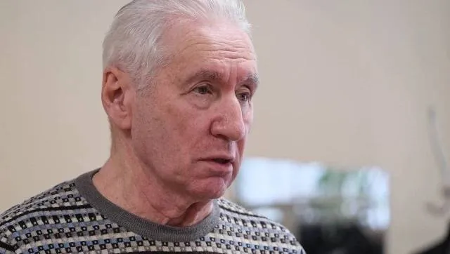 В колпашевском СИЗО умер бывший проректор ТГАСУ Владимир Вакс В медсанчасти СИЗО в Колпашеве умер бывший проректор Томского государственного архитектурно строительного университета Владимир Вакс Об этом сообщают журналисты Андрей Остров и Василий Шипилов По информации ТВ2 он находился там в ожидании рассмотрения апелляции на приговор Однако общественник Андрей Волков нашел в судебных решениях что апелляция была рассмотрена еще в апреле и приговор скорее всего изменен не был Ранее суд приговорил Вакса к четырем годам лишения свободы По версии следствия и суда он был причастен к растрате средств ТГАСУ После вынесения приговора его этапировали в Колпашево Владимир Вакс много лет работал в Томском государственном архитектурно строительном университете где много лет занимал должность проректора Также в 2000 е годы он работал заместителем мэра Томска Александра Макарова и курировал вопросы строительства и городского хозяйства С 2002 го по 2009 год Вакс руководил городской партийной организацией Единая Россия Официально причины смерти пока не сообщались Информации о дате и месте прощания на момент публикации не было Фото Никита Гольцов