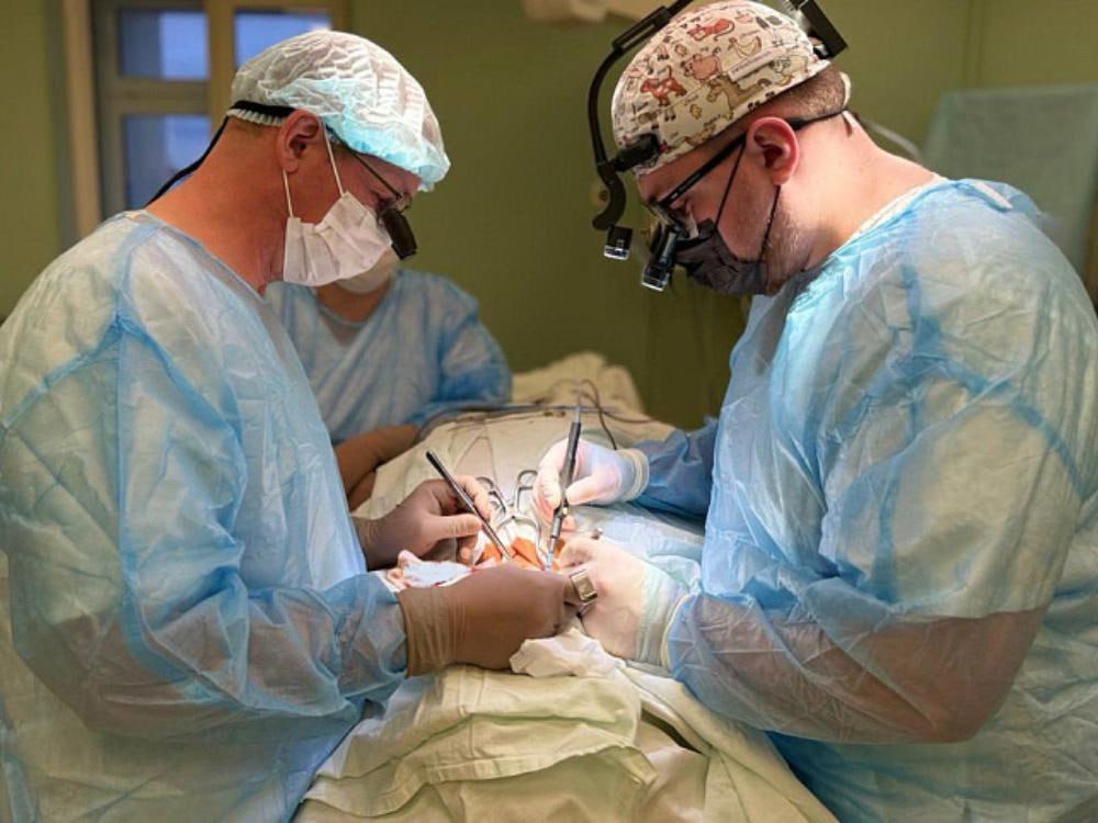 Хирурги АОКБ спасли наполовину парализованного пациента из Пинеги с тромбом В областную больницу поступил 64 летний житель Пинеги У него была парализована правая часть тела отсутствовали функции речи и глотания Врачи оперативно провели диагностику и обнаружили у мужчины тромб в средней мозговой артерии Пациента срочно доставили в операционную где эндоваскулярные хирурги удалили тромб и восстановили кровоток Уже в первый день после вмешательства основные симптомы практически исчезли Однако при обследовании врачи обнаружили нестабильную бляшку в сонной артерии которая и стала причиной тромбоза На следующий день хирурги провели вторую операцию Через небольшой разрез на шее они почистили сонную артерию и удалили бляшку Вмешательство длилось около часа и прошло успешно Непосредственная угроза повторного инсульта была устранена Мужчина выписан домой По материалам пресс службы Министерства здравоохранения Архангельской области