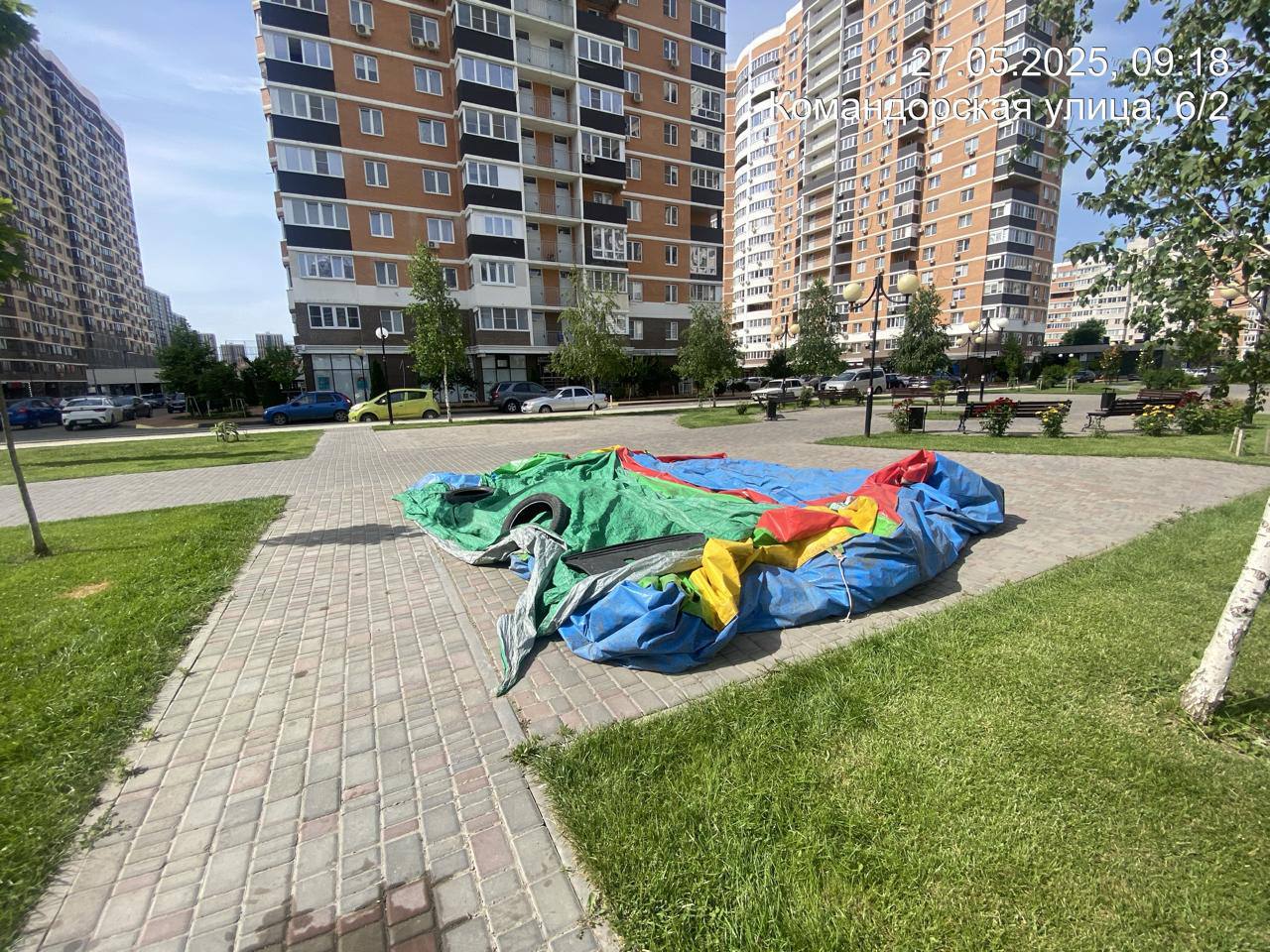 Незаконные уличные аттракционы убрали с Адмиралтейского бульвара По поручению главы Краснодара Евгения Наумова в городе проверяют и демонтируют незаконные батуты. Рейд по выявлению таких незаконных аттракционов провели специалисты управления торговли и бытового обслуживания населения, отдела торговли Прикубанского округа, администрации Калининского сельского округа и управления МВД по городу Краснодару. Два нелегальных аттракциона убрали и вывезли в посёлке Краснодарском – с Адмиралтейского бульвара, 3 и с улицы Адмирала Серебрякова, 3. Двум владельцам выписали протоколы об административных нарушениях и провели с ними беседу. Читайте нас: Телеграм ВК Дзен