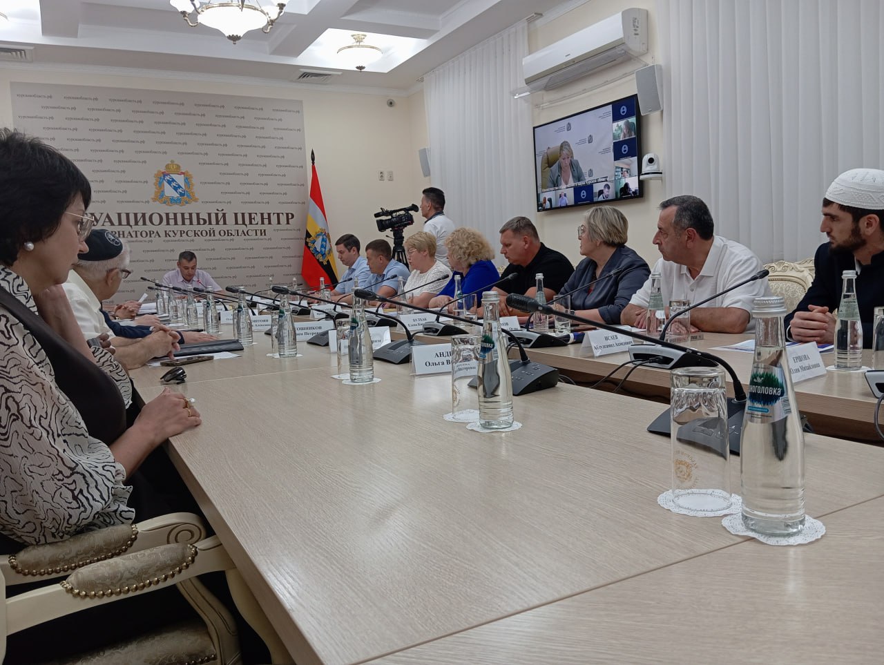 Александр Хинштейн впервые провел заседание Совета по межнациональным и межконфессиональным отношениям Главу региона познакомили с деятельностью ведущих этнических и религиозных объединений. Врио зампредседателя Правительства Курской области Евгений Лобов подчеркнул, что у нас проживает свыше 100 национальностей, ведут свою деятельность 13 общественных организаций, сформированных по национальному признаку, 349 религиозных общин, относящихся к 15 конфессиям. - Это наглядная демонстрация того, что мы все вместе, все мы едины, никому не разорвать нашу связь. Правительство Курской области будет и дальше всемерно поддерживать активность наших организаций через различные ведомственные государственные программы, через грантовую поддержку, оказывать содействие в реализации общественно полезных проектов. Искренне верю в то, что нам удастся и дальше совместно трудиться, что Курская область всегда будет оставаться территорией абсолютного согласия, территорией, где проблем межнационального характера просто нет и быть не должно, - отметил Александр Хинштейн. Фото: РИА «Курск»