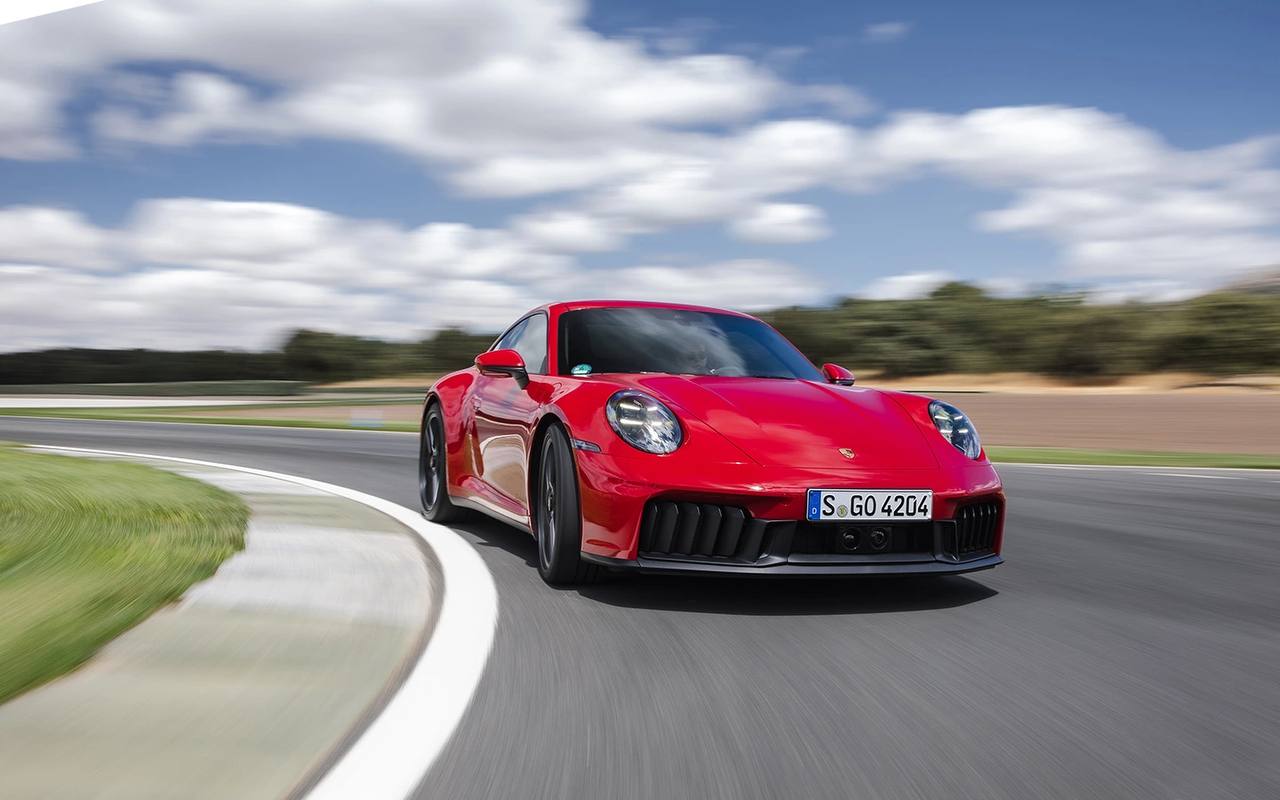 Porsche заявил о падении мировых продаж За первое полугодие 2025 года немецкий автопроизводитель Porsche продал 146 391 автомобиль, что на 6% меньше по сравнению с аналогичным периодом 2024-го, пишет Reuters со ссылкой на отчет компании. В Porsche пояснили, что падение мировых продаж связано прежде всего с просадкой на рынке Китая, там автопроизводитель потерял 28%. В свою очередь, на рынке Северной Америки Porsche удалось продать на 10% больше машин, чем за первое полугодие 2024-го. В компании связали рост со снижением цен на автомобили в связи с введением импортных пошлин в США. В Porsche также отметили, что из числа автомобилей, реализованных в первом полугодии 2025-го, 36% были электрическими, что на 14,5% больше, чем в прошлом году.