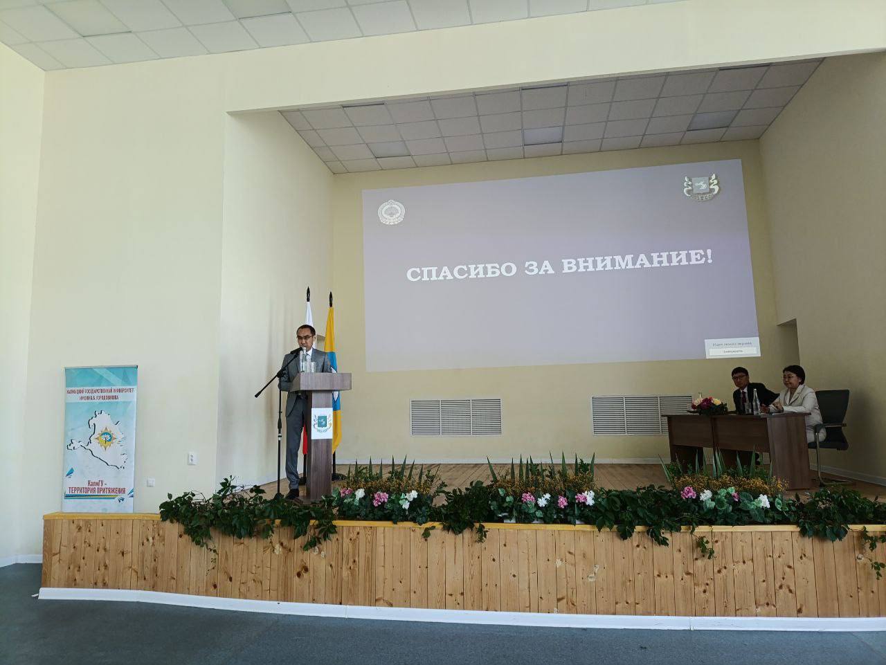 Очир Шургучеев представил итоги реализации национальных проектов в Калмыкии за последние шесть лет По нацпроекту «Образование» было направлено 4,4 млрд рублей. В результате создано более 2 тысяч рабочих мест, открыты «Точки роста» с современным оборудованием, в 40 сельских школах улучшены условия для занятий физкультурой, введён в эксплуатацию Дом молодежи. На реализацию нацпроекта «Культура» было выделено 979,5 млн рублей, а на «Туризм и индустрию гостеприимства» — 170,9 млн рублей. Развитие физической культуры и спорта профинансировано на сумму 5,1 млрд рублей. В рамках поддержки малого и среднего предпринимательства из республиканского бюджета направлено свыше 1,5 млн рублей. Финансирование проекта «Безопасные качественные дороги» составило 12 млрд рублей. Шургучеев также отметил, что за шесть лет республика впервые вышла на профицитный бюджет: доходы составили 29,6 млрд рублей, расходы — 29 млрд. Калмыкии удалось добиться положительной динамики в экономике.