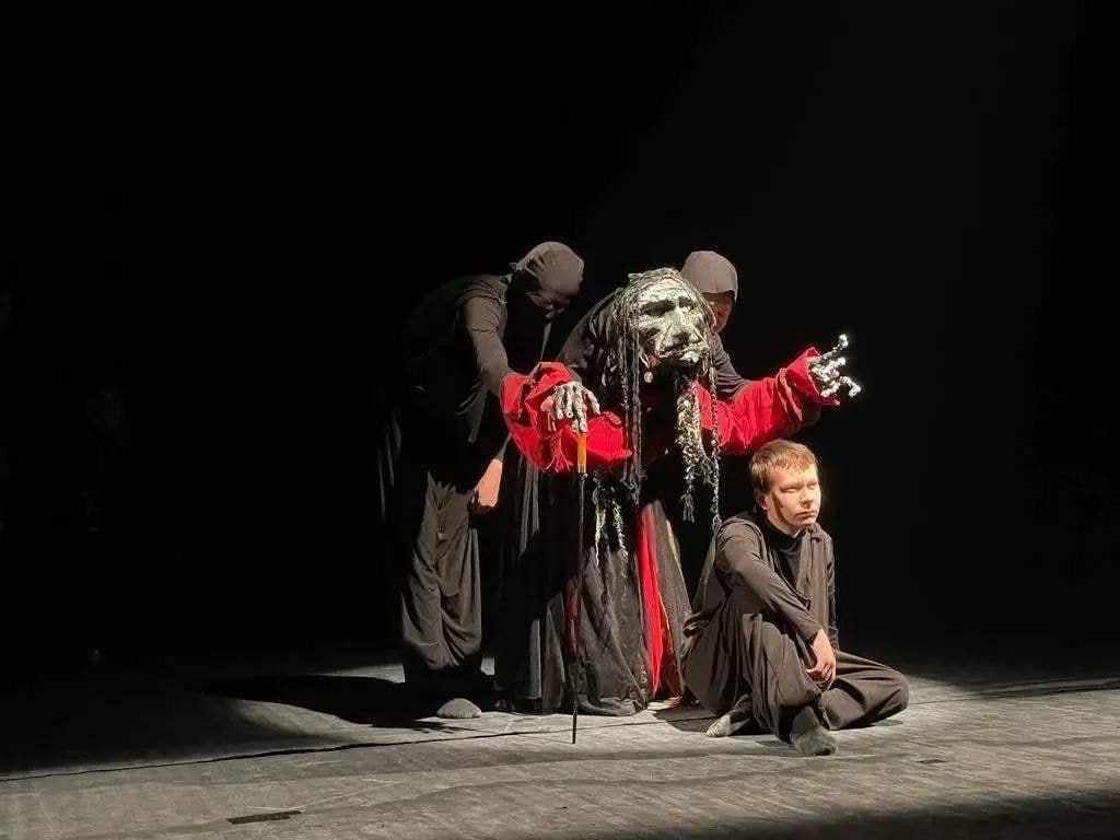 Театры Якутии примут участие во Всероссийских гастрольных программах в 2026 году В программе Большие гастроли регион представят Мирнинский театр Театр Олонхо и Театр кукол Якутии Участником программы Мы Россия стал Национальный театр танца Якутии имени С А Зверева Кыыл Уола Президент страны Владимир Путин ранее отмечал что многообразие культур является одним из самых больших достояний России В своем Послании Ил Тумэну Глава республики Айсен Николаев подчеркнул что Якутия будет щедро делиться достижениями своего искусства со всей страной и будет вносить свой вклад во взаимное духовно нравственное обогащение народов России ГодЕдинстваНародовРоссии ГодКультурывЯкутии ulusmedia Читайте нас в MAX