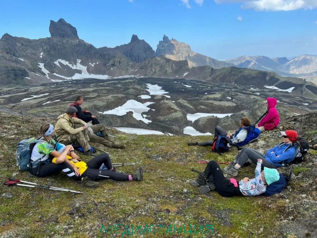 Камчатка готовится к туристическому буму Экологи бьют тревогу эффективные менеджеры будто живут в хрустальных замках За пять лет турпоток на Камчатку вырос почти вдвое с 240 до 400 тыс человек Новый курорт Парк Три вулкана может добавить ещё до 400 тыс туристов ежегодно резко увеличив нагрузку на хрупкую экосистему региона Ради строительства инфраструктуры часть территорий природного парка Южно Камчатский вывели из состава ООПТ На этих участках живут редкие виды белоплечий орлан и сапсан Здесь же находятся реки нереста тихоокеанского лосося Экологи предупреждают дороги отели и подъёмники могут изменить гидрологию и привести к деградации нерестилищ Дополнительный фактор риска высокая вулканическая активность На Камчатке 29 действующих вулканов Любое вмешательство должно опираться на научные данные а не на коммерческий интерес говорит член экспертного совета по экологии Елена Есина Экологические организации требуют независимой экспертизы и постоянного мониторинга при строительстве новых курортов на Камчатке По их словам инвесторам пора перестать действовать в логике хрустальных замков и выбирать застройщиков способных реально защитить территорию а не только зарабатывать иначе туристический бум может обернуться утратой одного из самых ценных природных регионов страны mediastanciacom