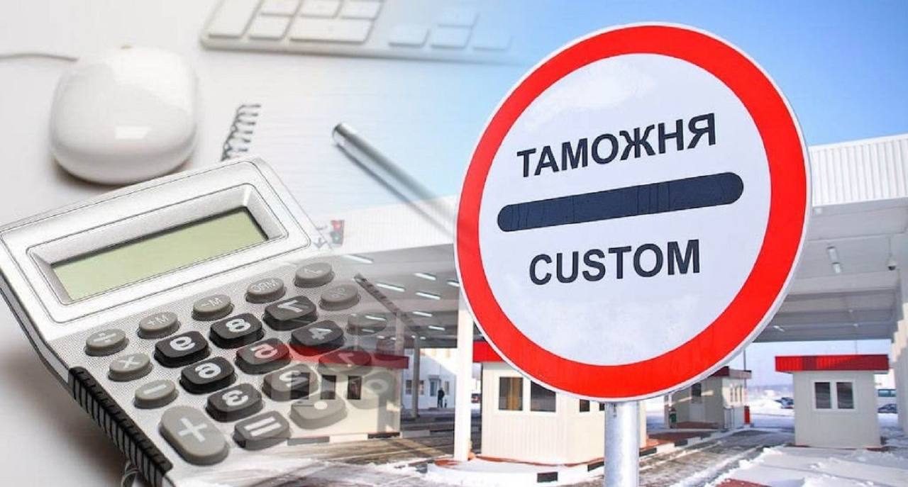 В Узбекистане готовятся отменить удвоенную таможенную пошлину на ряд импортных товаров В Узбекистане рассматривается инициатива по отмене удвоенной ставки таможенной пошлины на ряд импортных товаров. Соответствующий законопроект, направленный на внесение изменений и дополнений в Таможенный кодекс, был одобрен депутатами Законодательной палаты Олий Мажлиса во втором чтении. Документ предполагает отказ от практики применения повышенной пошлины в случаях ввоза продукции из стран, не имеющих с Узбекистаном режима наибольшего благоприятствования в торгово-экономических отношениях, а также если страна происхождения товаров не указана. Как отметили депутаты, проект закона направлен на устранение существующих пробелов в правовом регулировании, формирование более благоприятного инвестиционного климата и активное привлечение иностранных инвестиций. Кроме того, его принятие позволит приблизить национальное законодательство к нормам Всемирной торговой организации и будет способствовать расширению внешнеэкономических связей страны. Ожидается, что дальнейшее продвижение законопроекта позволит сделать систему внешней торговли Узбекистана более прозрачной, предсказуемой и конкурентоспособной. Telegram / Facebook / Instagram / LinkedIn