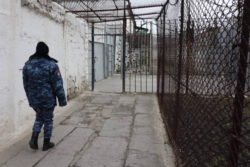 В тюрьмах Молдовы хотят установить системы которые будут блокировать радиосвязь и интернет Министерство юстиции представит этот проект на заседании правительства 20 августа Системы блокировки связи должны помешать заключенным использовать мобильные телефоны и другие устройства для незаконных действий пишет newsmaker md Проект предусматривает что системы будут работать только на территории тюрем Они будут использовать радиочастоты на минимальной мощности чтобы не мешать связи за их пределами Министерство юстиции заверяет что устройства не будут собирать данные о пользователях и не повлияют на работу официального оборудования в тюрьмах Власти считают что такие меры помогут остановить тяжкие преступления за решеткой телефонное мошенничество запугивание свидетелей и координацию преступной деятельности