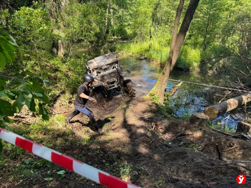 Грязь, рев моторов и борьба до последнего — в Березинском районе прошёл трофи-рейд "Хруст Трофи-2025" Три дня деревня Жорновка гремела моторами — сюда съехались экстремалы со всей страны, чтобы сразиться с болотами, рваными трассами и секундомером. На старт вышли экипажи, для которых преодолеть засасывающее бездорожье — не просто вызов, а стиль жизни. Каждая секция — проверка на выносливость, точность и взаимовыручку. Кто-то идёт к финишу с грязью по пояс, кто-то успевает «вылететь» за минуту до дедлайна. Среди участников — стоматологи, айтишники, влюблённые, которые отказываются от брачного договора, и женщины-пилоты, которые не уступают мужчинам ни в скорости, ни в решимости. Судят трофи-рейды строго — даже незастёгнутый шлем может стоить победы. Но тут главное — не кубки, а адреналин, эмоции и ощущение, что эти дни точно не зачтутся в общей сумме жизни. Потому что здесь каждый — герой своей трассы Подпишись — Минская правда MLYN.by