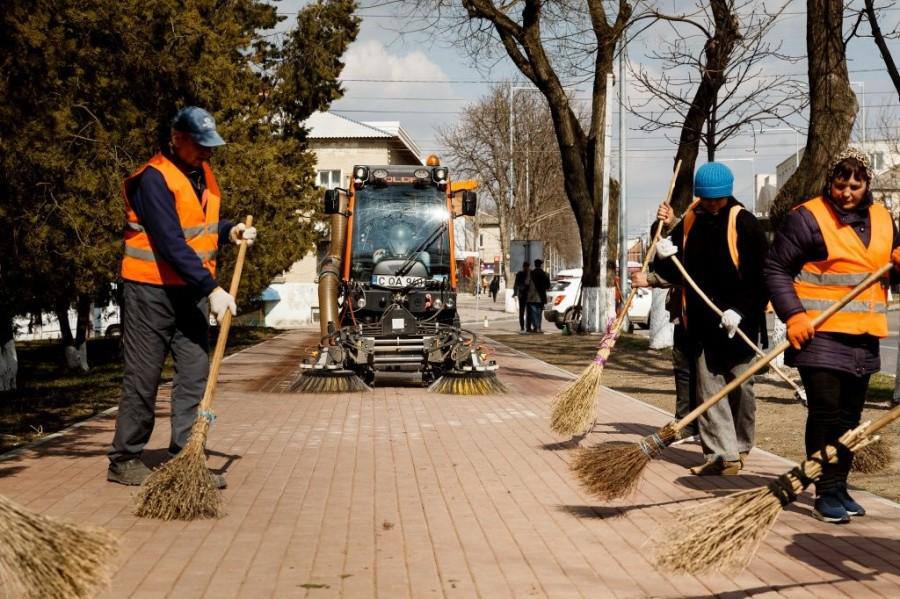 ООО «Коммунальное предприятие Ливенское» готовится к зиме.  ℹ  7 октября 2024 года МУКП «Ливенское» реорганизовано в общество с ограниченной ответственностью «Коммунальное предприятие Ливенское».  Сотрудники предприятия подготовили систему дорожного водоотвода и сетей ливневой канализации, осуществили консервацию фонтанов, аттракционов, обновили дорожную разметку на пешеходных переходах и искусственных неровностях, выполнили техническое обслуживание дорожных знаков с их частичной заменой.   В целях предотвращения аварийных ситуаций на дорогах и тротуарах ведется заготовка противогололедных материалов, а именно песко-соляной смеси.    С 1 ноября будет организовано круглосуточное дежурство водителей специализированной техники для принятия оперативных мер по содержанию улично-дорожной сети в случае неблагоприятных погодных условий.