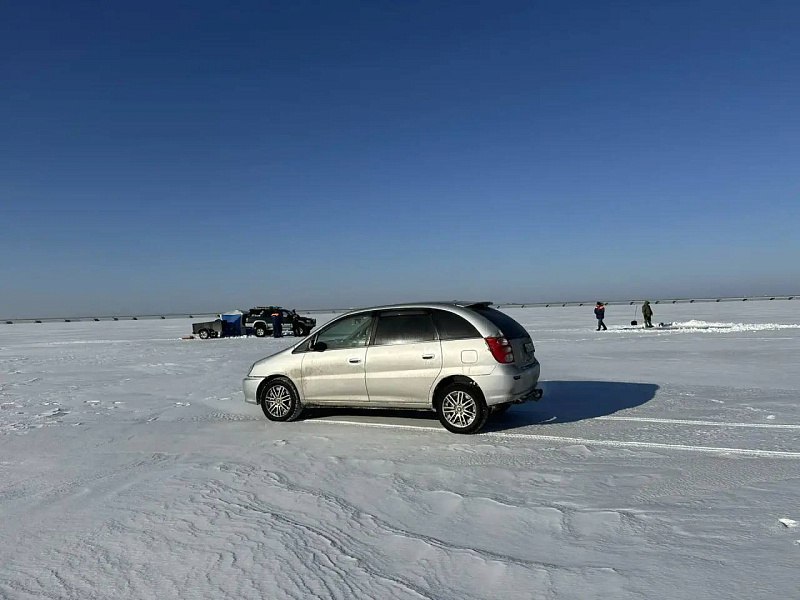 До 4 тысяч рублей штрафа грозит за выезд на лед во Владивостоке   В районе Садгорода прошел совместный рейд сотрудников администрации спасателей и МЧС Во время проверки специалисты зафиксировали три случая выезда автомобилей на лед На нарушителей оформили протоколы им грозит штраф до 4 тысяч рублей Спасатели напоминают что в случае нештатной ситуации нужно звонить по номерам 101 112 или в Единую дежурную службу 2222 333 Источник adm vl vmfareast