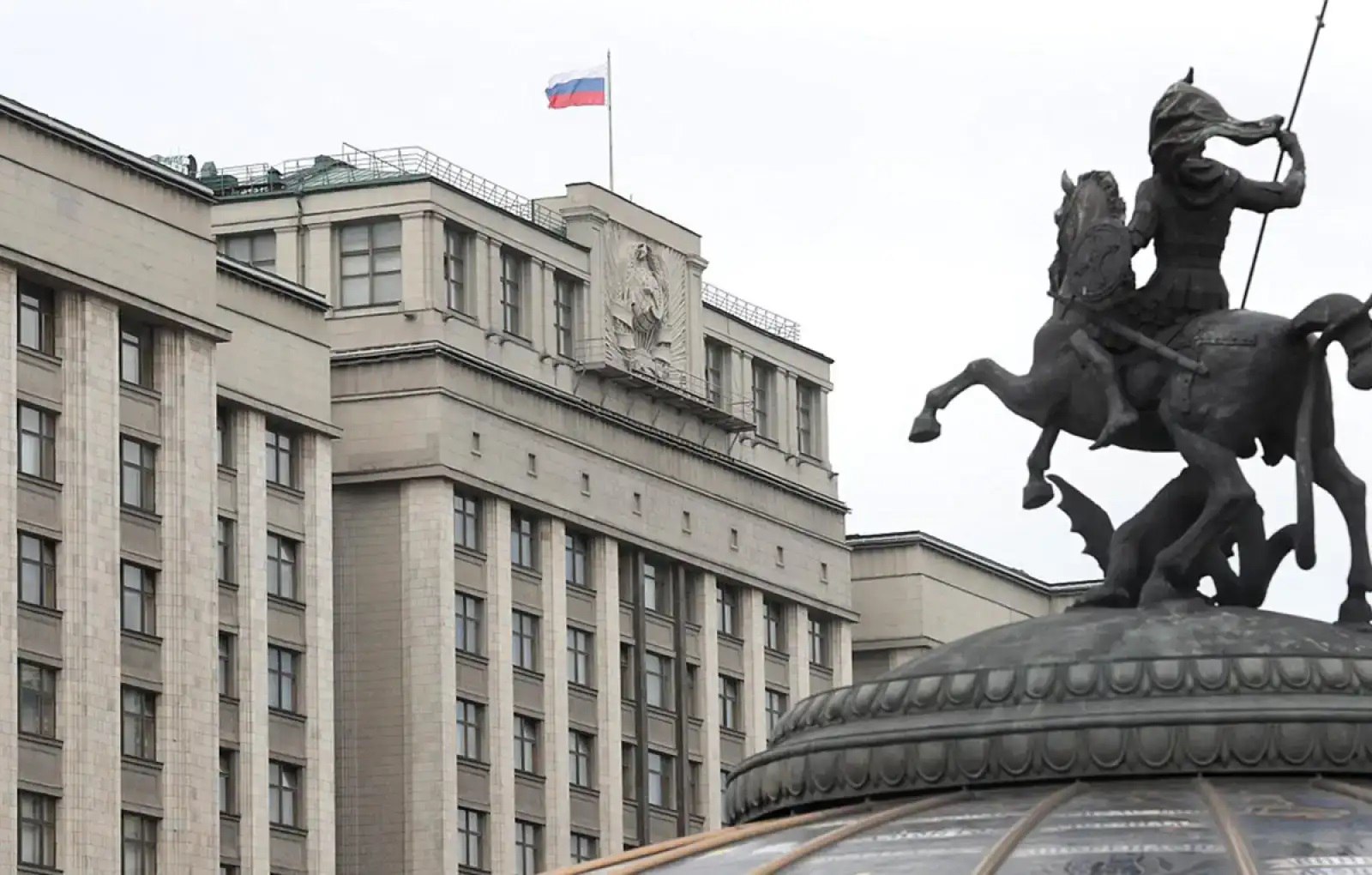 Председатель комитета Государственной Думы Анатолий Аксаков сообщил о планах увеличить выплаты на погашение ипотеки для многодетных семей в России с 450 тысяч до 900 тысяч рублей.