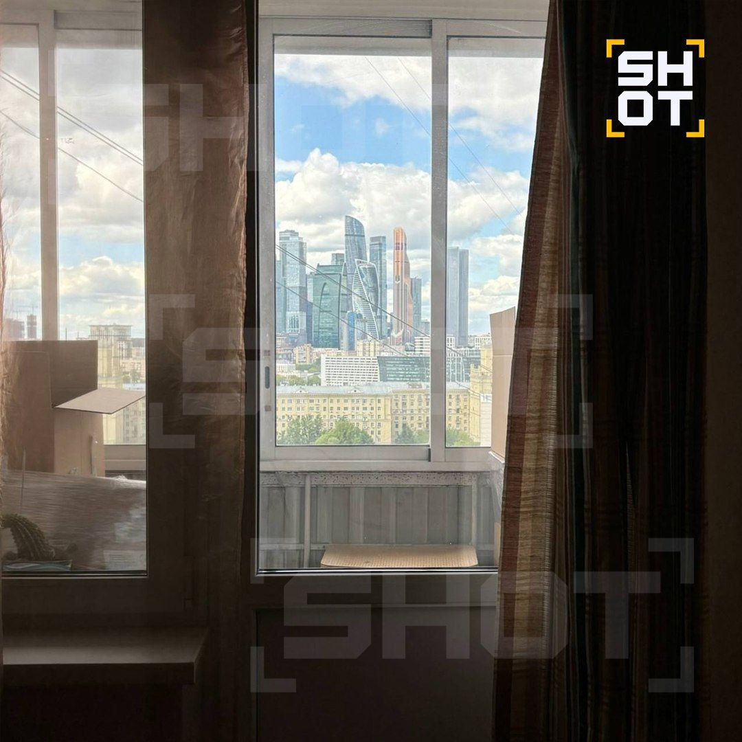 В Москве впервые в российской судебной практике суд по эффекту Долиной защитил добросовестного покупателя жилья мужчина купивший квартиру у пенсионерки на Савинской набережной с видом на Москву Сити за 20 миллионов рублей был признан судом законным собственником несмотря на последующие иски продавца Пожилая владелица несмотря на заключения врача и юристов подтвердивших ее дееспособность в ходе сделки позже заявила что стала жертвой мошенников и попыталась оспорить продажу Однако в рамках уголовного дела был найден дроппер получивший от неё деньги что помогло доказать в гражданском процессе законность сделки и злоупотребление правом со стороны продавца суд встал на сторону покупателя Монолит