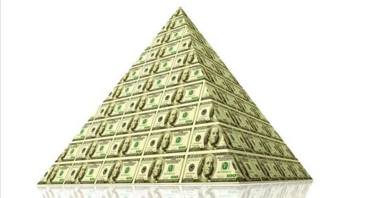 В Дагестане очередной крипто инвестпроект обернулся убытком в 600 миллионов В Махачкале осудили создателей крипто пирамиды Yusra с ущербом почти 600 млн рублей Главным фигурантом стал Артур Принц Суд установил с 2019 по 2022 год он вместе с сообщниками выстроил классическую пирамиду замаскированную под инновационный IT проект Глянцевые презентации уверенные речи про токен будущего офисы встречи обучение трейдингу всё это было декорацией для банального развода Схема работала примитивно и цинично людям обещали сверхдоходы от инвестиций в несуществующий актив На деле прибыль первым участникам выплачивалась за счёт денег новых вкладчиков Как узнал канал Лиса Basilio в работе Yusra не было ни реального продукта ни экономики ни бизнеса только бесконечный поток привлечённых средств который в какой то момент неизбежно иссяк В ход шли долговые расписки организатор лично писал бумаги обещая вернуть деньги с процентами За витриной успешного стартапа скрывалась организованная группа с чётким разделением ролей Одни раздавали экспертные интервью другие втягивали новых жертв третьи обслуживали техническую оболочку В ход шли соцсети мессенджеры личные связи и откровенное давление людям буквально продавали мечту о лёгких деньгах Отдельная линия так называемые лидеры нод Это были активные участники которым давали токены со скидкой или вообще бесплатно чтобы они строили свои ветки вкладчиков Им обещали доход до нескольких тысяч долларов в месяц но только при одном условии постоянный приток новых денег Фактически их превращали в бесплатных агентов по вовлечению новых жертв К моменту краха в системе было почти 11 тысяч участников и более 19 миллионов токенов на их кошельках цифр которые не стоили ничего Суд приговорил Принца к 4 годам колонии общего режима Его взяли под стражу прямо в зале суда Дела его соучастников Шамиля Булатова Хабиба Нурбагандова и Рашида Юсупова выделены в отдельные производства и ещё впереди Лиса Basilio