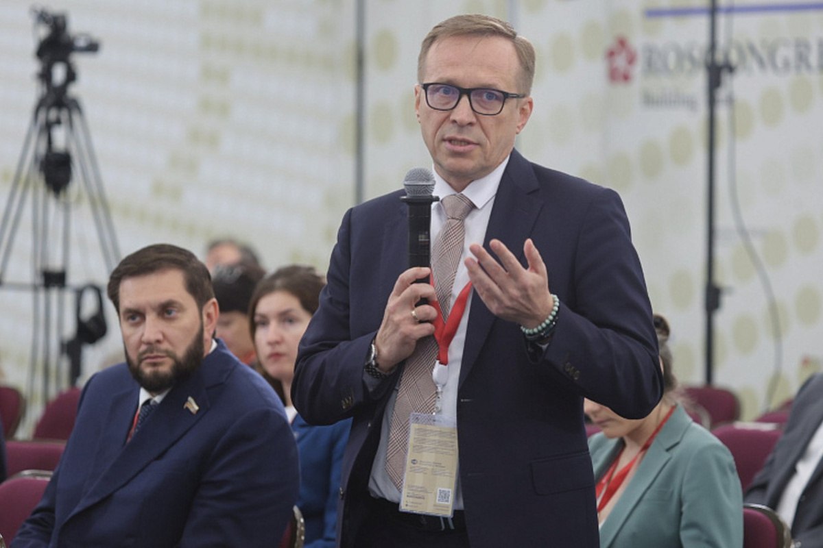 На ПМЭФ рассказали о практике Архангельской области по обращению с отходами Заместитель председателя правительства Архангельской области Игорь Мураев принял участие в панельной сессии «Экология и экономика: синергия финансовых механизмов и инноваций в обращении с отходами», прошедшей в рамках Петербургского международного экономического форума.