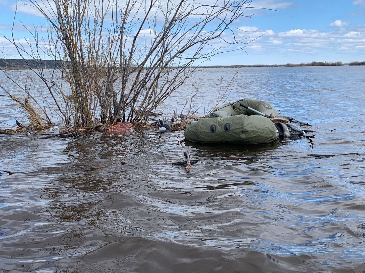 В Верхневилюйском районе продолжаются поиски пропавшего мужчины В Верхневилюйском районе спасатели продолжают поисковую операцию по установлению местонахождения мужчины 1957 года рождения, который пропал 7 мая. По предварительным данным, трое охотников выехали из села Сунтаат на участок Маай. Переправившись через реку Тюкян, они направились в сторону участка, однако один из них по пути отстал. Его спутники, не дождавшись, пошли обратно, обнаружив по следам, что он двинулся в обратную сторону. Добравшись до села и не обнаружив там товарища, они вернулись на участок и начали самостоятельные поиски. Лишь 19 мая они сообщили о его пропаже. С этого дня поиски велись силами местных жителей, а 20 мая к ним присоединились спасатели Нюрбинского поисково-спасательного отряда. В районе были найдены следы пропавшего и предполагаемое место ночлега. 28 мая в Верхневилюйский район выехала группа из пяти спасателей Службы спасения Якутии во главе со старшим Валерием Андросовым. При себе они имели оборудование, в том числе лодки и беспилотный летательный аппарат. За день было обследовано около 40 километров лесного массива и просек, но результатов это не дало. 29 мая поиски продолжились: в 18:00 спасатели отплыли по реке Тюкян на трёх моторных лодках. На данный момент в поисковой операции участвуют 13 человек, включая спасателей Нюрбинского и Вилюйского отрядов, сотрудника полиции и одного волонтёра. Поиски продолжаются, сообщает Служба спасения Якутии. Новости Yakutsk News