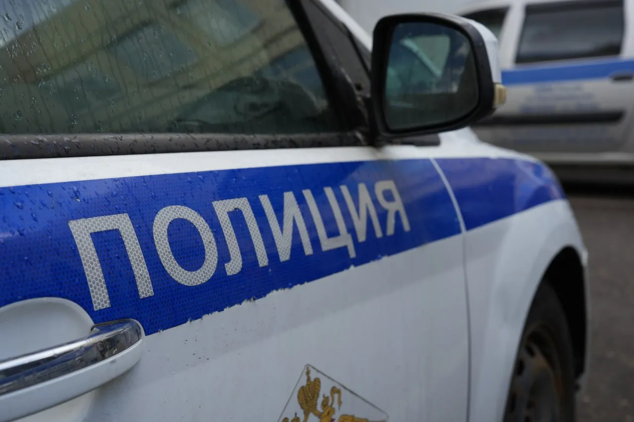 Пенсионер открыл стрельбу по площадке детского сада на Светлановском проспекте Так 72 летний мужчина решил проверить свою пневматическую винтовку Петербуржец стрелял из окна своей квартиры на первом этаже После задержания он заявил полицейским что целился в пластиковые бутылки во дворе около садика мол не хотел палить по учреждению По информации в момент стрельбы на территории детсада гуляли дети Воспитательница спешно завела малышей в помещение Никто не пострадал Оружие у пенсионера изъяли Самого его пока отпустили под обязательство о явке сообщили в ГУ МВД по Петербургу и Ленобласти ИЗВЕСТИЯ Дмитрий Коротаев   Telegram барахлит читайте нас в MAX Прислать новость