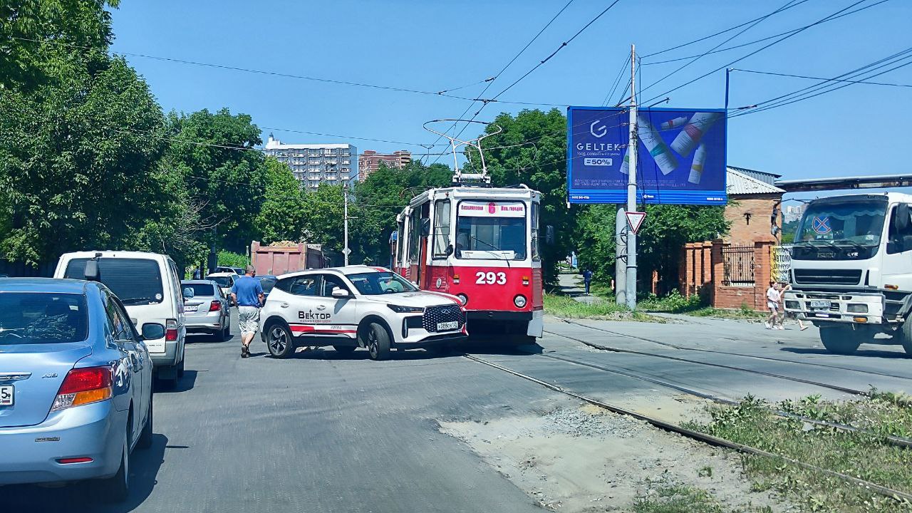 На Борисенко в районе поворота к «Реми» столкнулись трамвай и учебный автомобиль Chery Tiggo. Из-за ДТП собрались заторы в обоих направлениях. Движение трамваев временно приостановлено. Фото: safonkavdk
