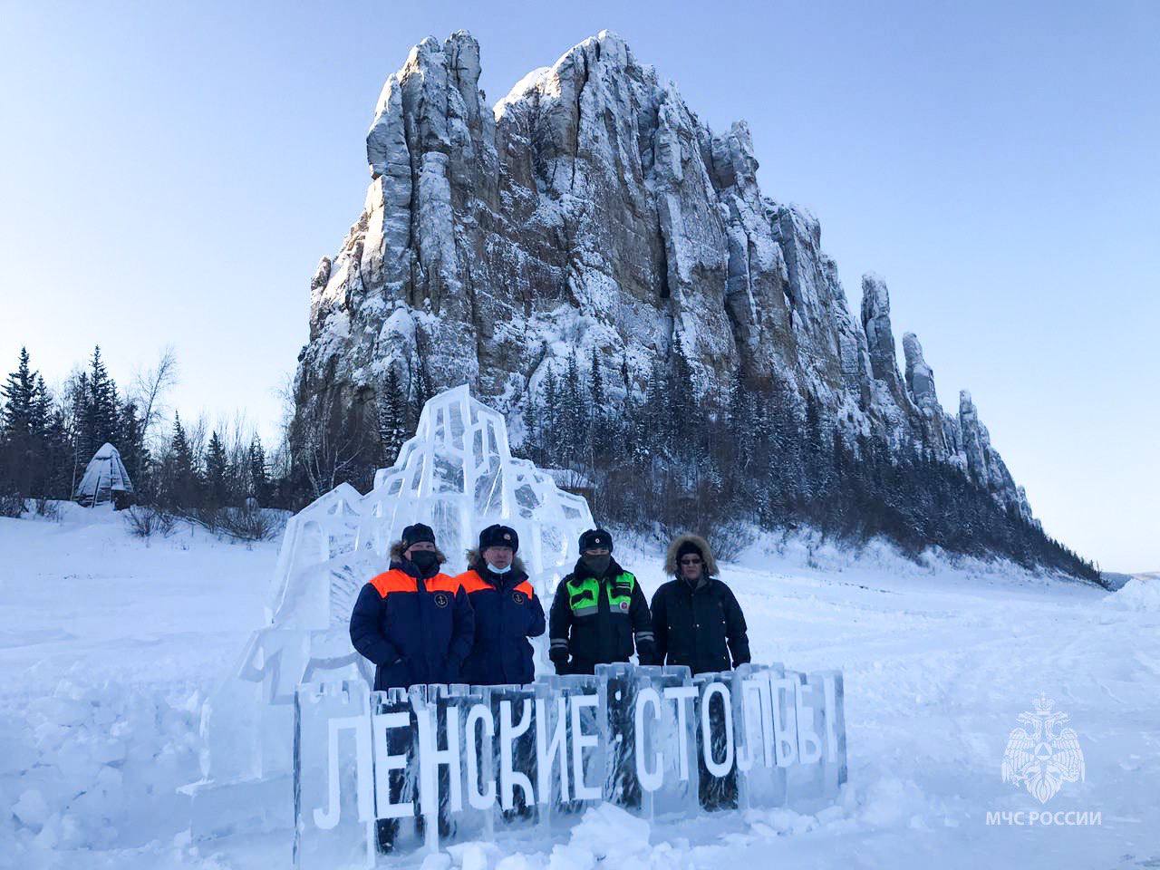 В Якутии открыты все ледовые переправы    Сегодня в Хангаласском районе Якутии открыли ледовую переправу «с. Батамай – Лабыдьа» через р. Лена. Толщина льда позволяет передвигаться по переправе автомобилям весом не более 10 тонн.   Также, до 25 тонн повышена грузоподъемность ледовой переправы «п. Нижний Куранах – п. Угоян» через р. Алдан.  Полный список действующих переправ здесь.  Специалисты ГИМС напоминают: пользуйтесь только оборудованными переправами и выполняйте требования всех информационных знаков!