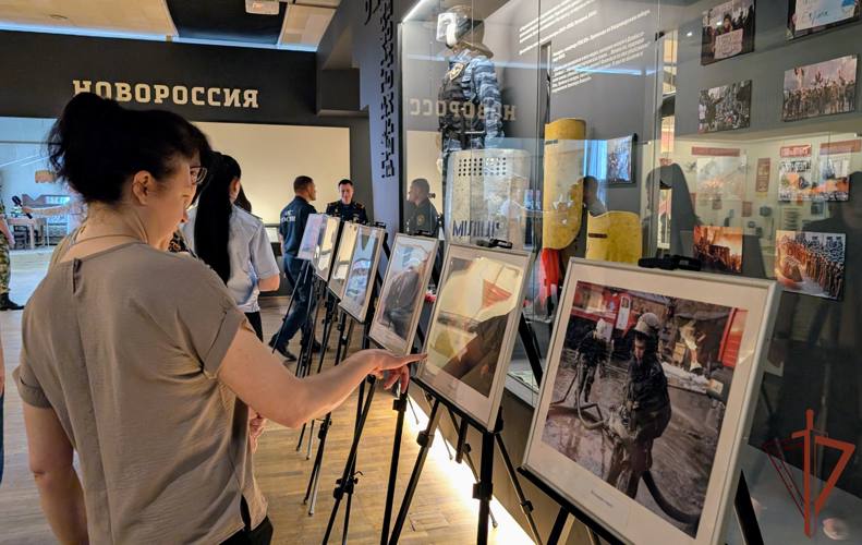 В Луганске при участии Росгвардии открылась межведомственная фотовыставка Военнослужащие Управления Росгвардии по Луганской Народной Республике совместно с коллегами из МЧС и МВД России организовали вторую ежегодную фотовыставку «Взаимодействие-2025». Церемония открытия прошла в зале современной истории Луганского краеведческого музея. На кадрах фотографов запечатлена деятельность правоохранительных органов по обеспечению безопасности граждан и восстановлению мирной жизни в регионе. Жители и гости ЛНР смогут посетить экспозицию до 18 июня включительно.
