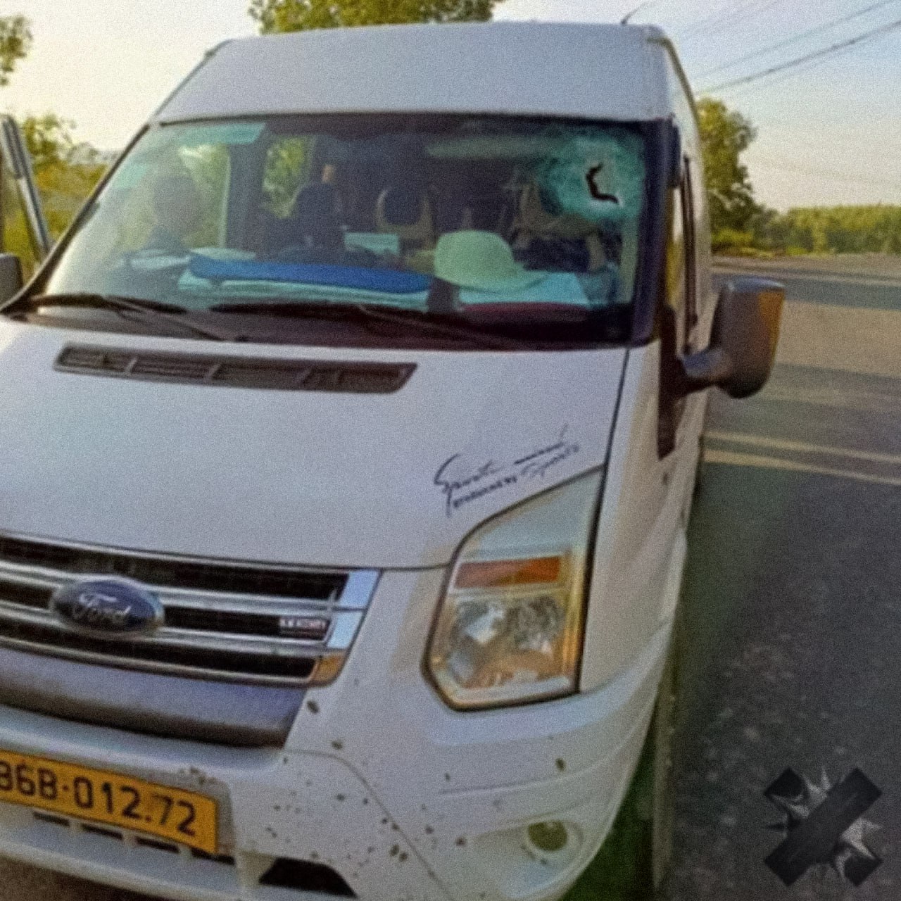 Камень пробил автобус во Вьетнаме погибла россиянка На маршруте из Муйне в Далат в туристический автобус влетел камень Предположительно он вылетел из грузовика со стройматериалами Удар пришёлся прямо в салон ранив людей 57 летняя россиянка погибла на месте Ещё одного пассажира в тяжёлом состоянии увезли в больницу НМШ