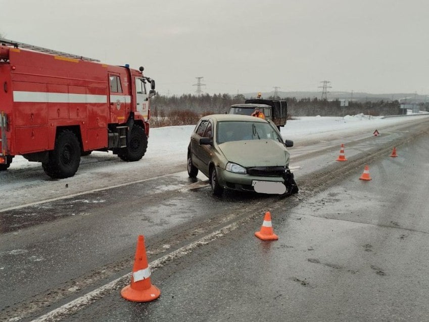 В 09.10 диспетчеру поступило сообщение об аварии на 1335 км ФАД  Р-21 «Кола». Столкнулись «Лада» и «Ниссан», после чего последний вылетел в кювет.   «На месте происшествия дежурным караулом 27 пожарной части Кольского филиала ГПС Управления по ГОЧС и ПБ Мурманской области проведены работы сбору данных, осмотру и обеспечению безопасности места ДТП, отключению АКБ автомобилей», - сообщает Управление по ГОЧС и ПБ Мурманской области.  Двое пострадали, госпитализированы.   Сотрудниками региональной Госавтоинспекции устанавливаются причины происшествия.