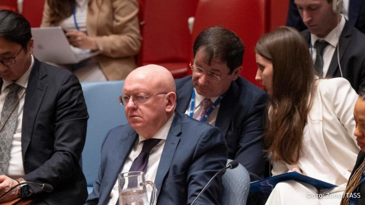 Россия предлагает Украине провести следующий раунд переговоров в Стамбуле 22 июня, заявил Василий Небензя на заседании Совбеза ООН по Украине, созванном по запросу стран Запада. По его словам, только незамедлительный выход на конструктивные и реалистичные переговоры может спасти Киев от полной катастрофы. Россия также советует Украине принять меморандум РФ о мирном урегулировании. "Это самое лучшее предложение, которое Украина может получить сегодня. Советуем его принять", — заявил дипломат. Небензя добавил, что Россия признательна США за поддержку прямого диалога с Украиной. Отправить новость