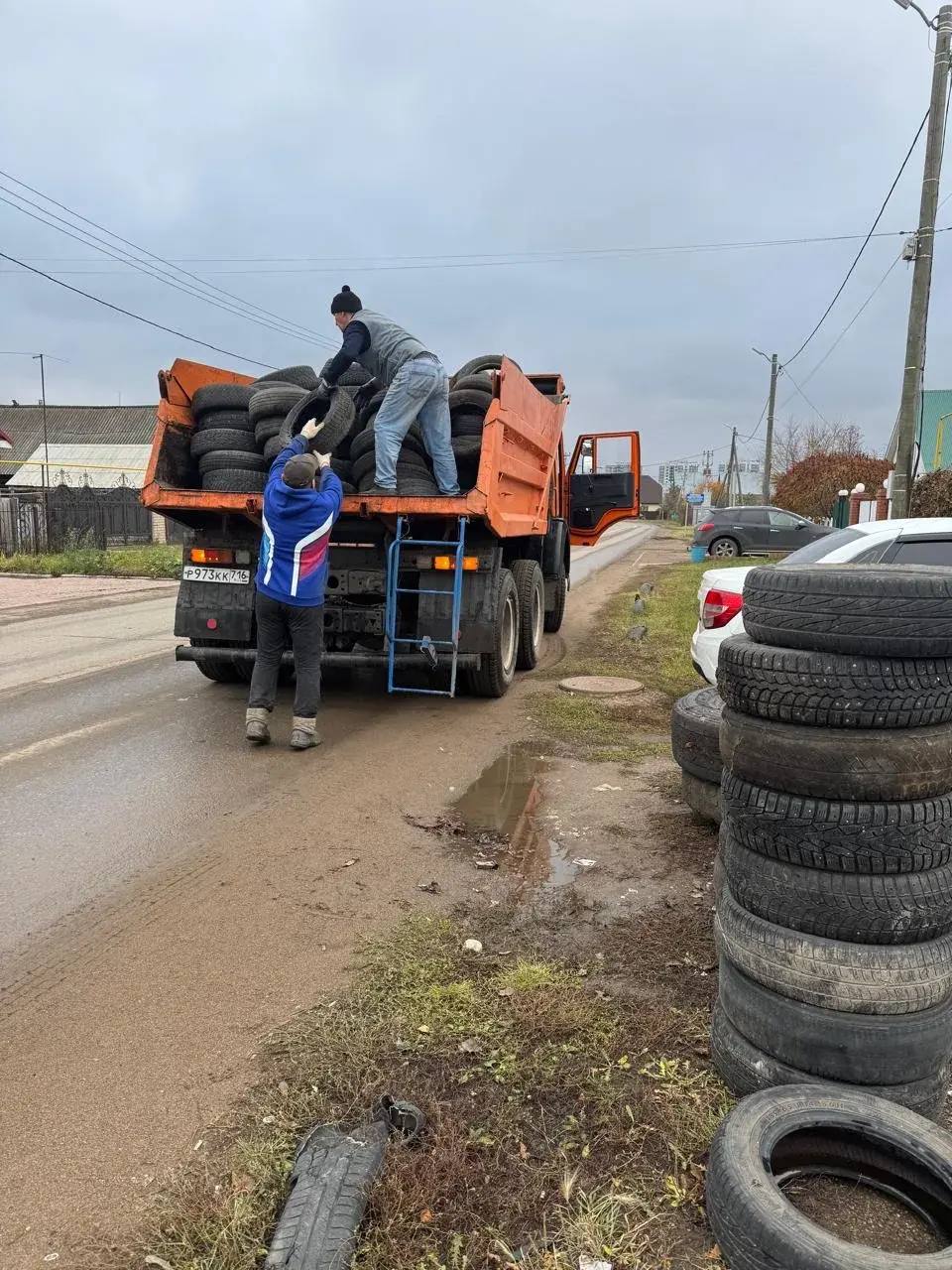 Шесть КАМАЗов и одна газель столько собрали шин в Комсомольском районе Старые шины вывезли с посёлков Кама Сидоровка Элеваторная гора и дворов 32 01 32 07 Напоминаем выбрасывать шины нельзя это правонарушение за которое составляется протокол Сдавайте шины в бесплатные пункты приёма на АЗС Татнефть АЗС на пр Казанский 116 АЗС на пр Казанский 167 АЗС на ул академика Королева 3 Утилизируйте старые шины правильно и сохраняйте чистоту во дворах Подпишись челнинец