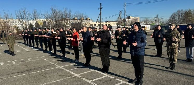 Терские казаки примут участие в параде Победы   Более 100 казаков Ставропольского края начали подготовку к праздничному шествию на юбилейном параде в Москве. Расчетом командует помощник атамана Терского ВКО Андрей Иванов. В марте казаки отправятся в Московскую область, где будут тренироваться вплоть до мероприятия.    Будь с нами — Первый казачий