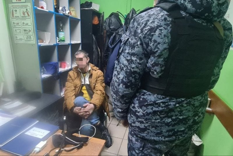 В Ростове задержали бомжа за вербовку детей для краж продуктов из магазинов. В донской столице задержали 27-летнего Геннадия Галченкова. У мужчины нет ни прописки, ни работы, а за плечами уже судимость за кражи. По данным полиции, накануне мужчина пришёл с ними в магазин «Чижик» на проспекте 40-летия Победы, 212. Пока дети по списку собирали с полок товар почти на 10 тысяч рублей и выносили его мимо касс, сам Галченков оставался в стороне. Всё записали камеры, что помогло позже его задержали. По одной из версий, мужчина обещал поделиться с детьми сладостями. Галченкову вменяют статью за кражу и вовлечение детей в криминал. Сейчас он под подпиской о невыезде. Мужчине предложили "искупить вину кровью" — заключить контракт с Минобороны. Однако он отказался из-за антивоенных убеждений. Ведется расследование. Подписаться