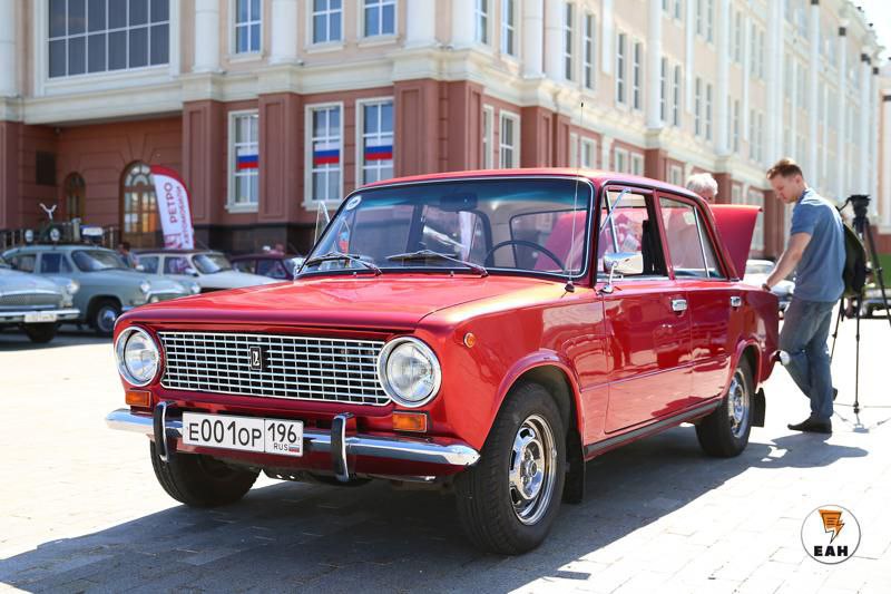 Бесхозные автомобили, которые мешают проезду и уборке дорог в Екатеринбурге, будут отправлять на СВО По словам замдиректора департамента благоустройства Виктора Юровицкого, в зону боевых действий будут направлять машины, обращенные в муниципальную собственность. Транспорт становится таковым, если владельцы не объявляются долгое время. Когда постановление вступит в силу – неизвестно.
